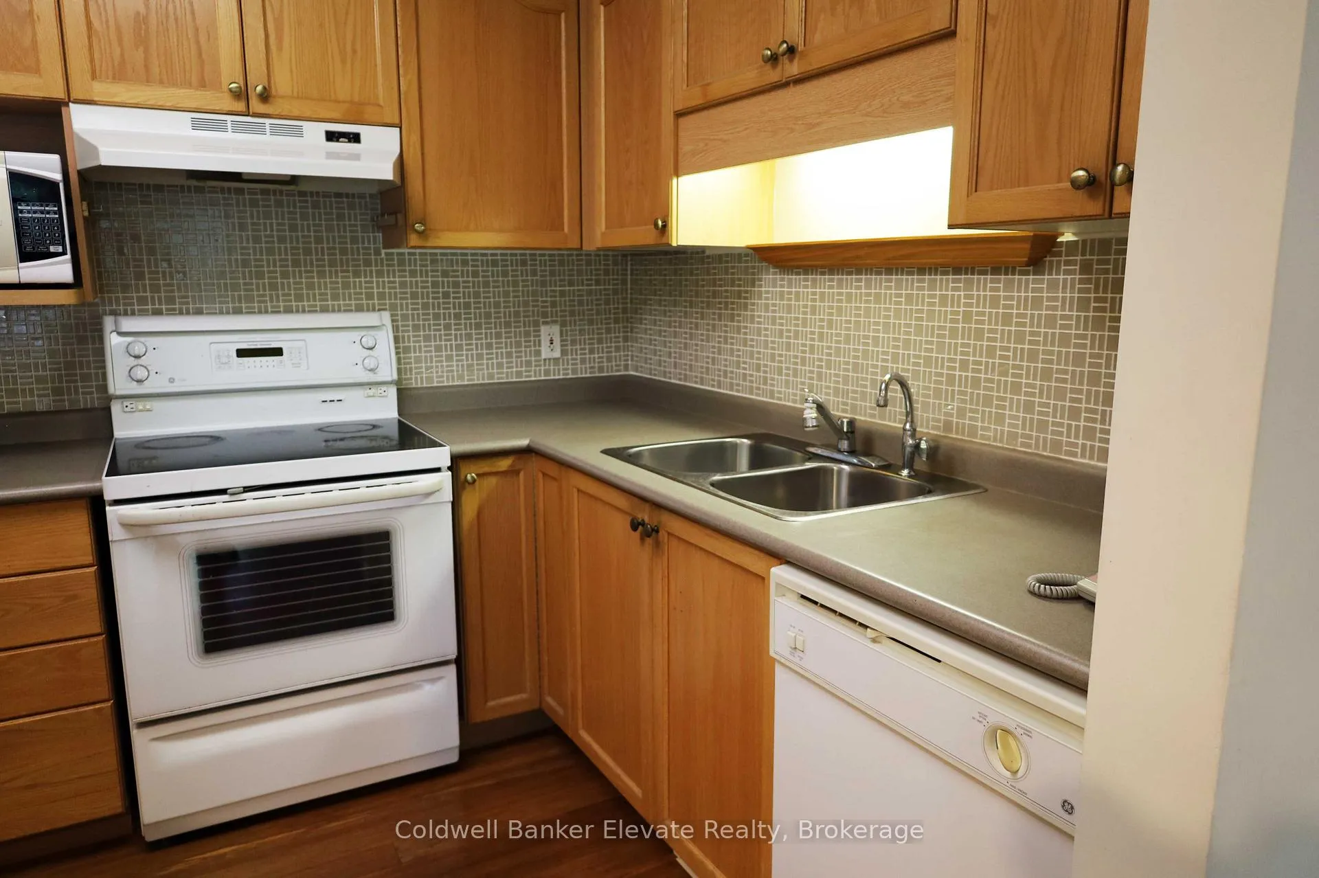 Photo 32 of Unit 16, 2705 Kingsway Drive, Kitchener — HOMEH