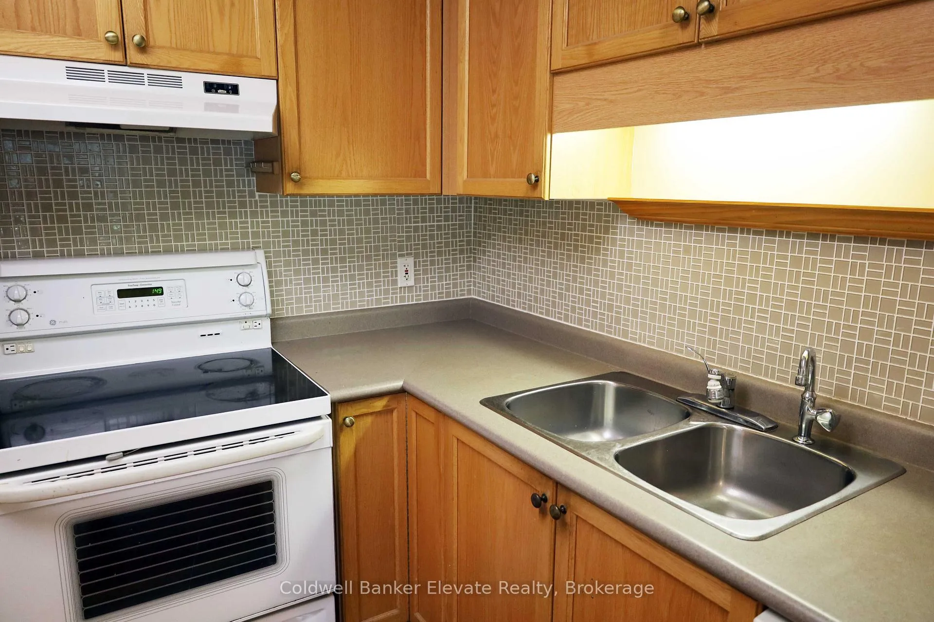 Photo 34 of Unit 16, 2705 Kingsway Drive, Kitchener — HOMEH