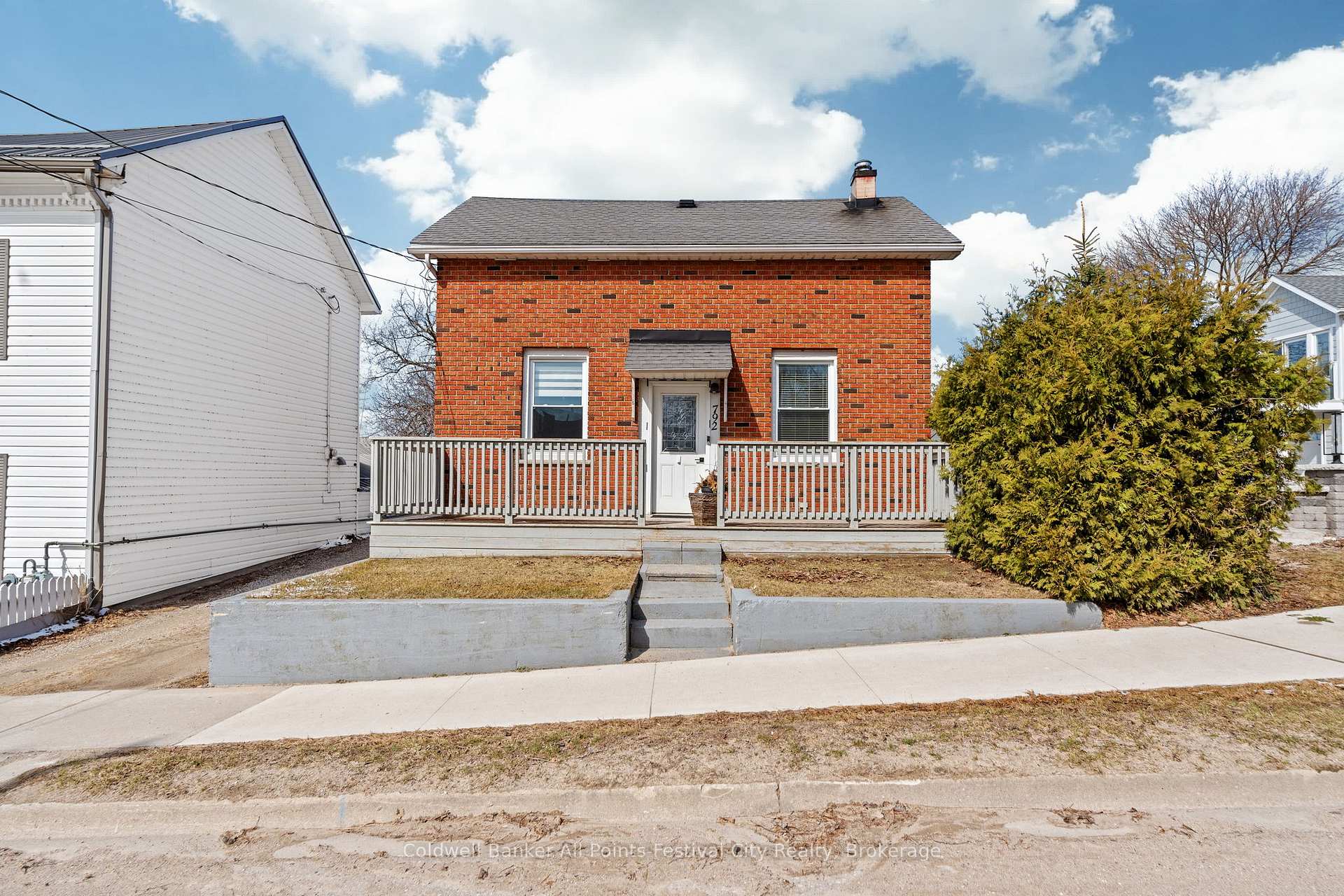 Front of 792 Huron Terrace