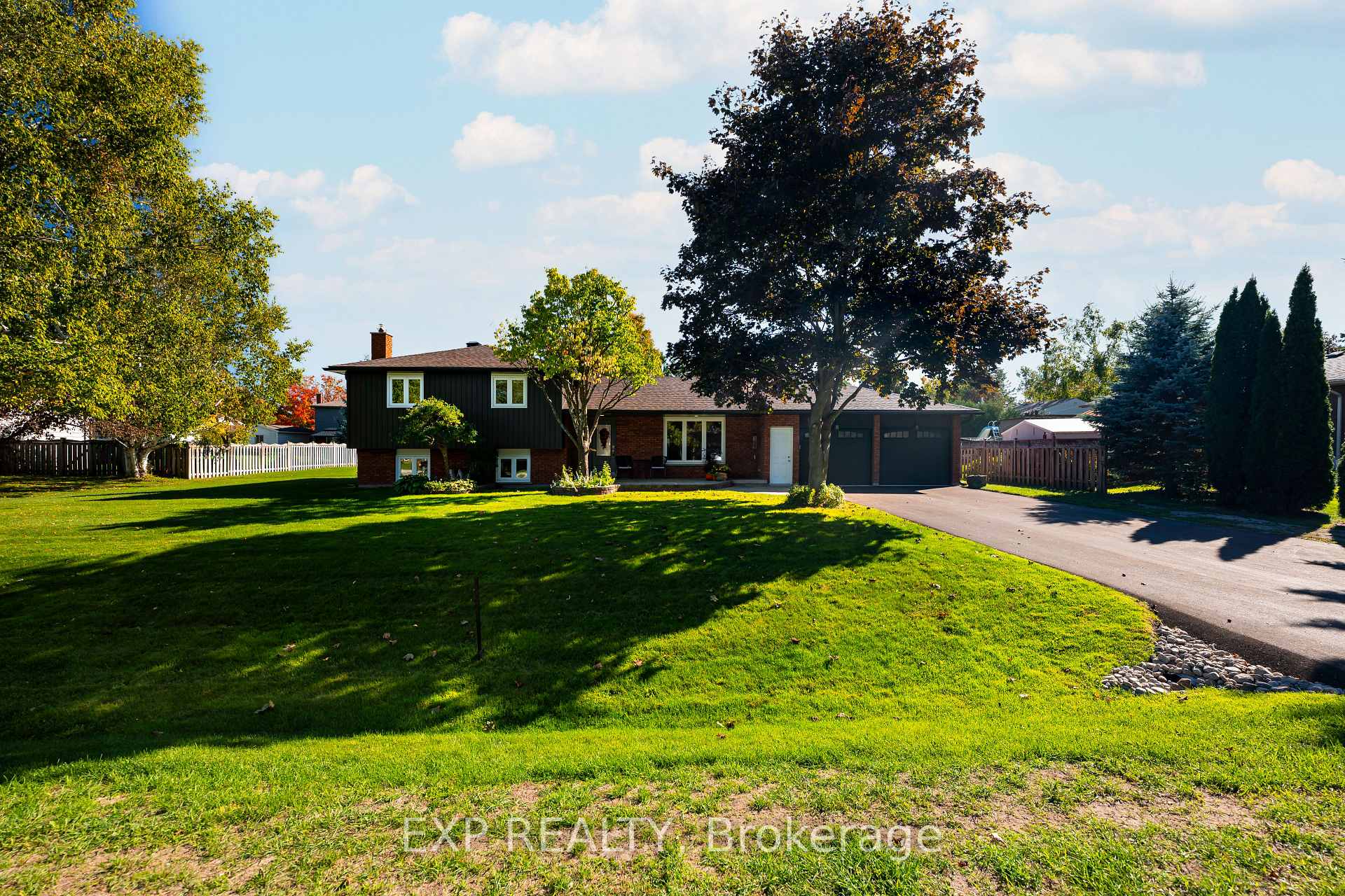 Photo 3 of 258 Nelson Crescent, Innisfil, Stroud — HOMEH