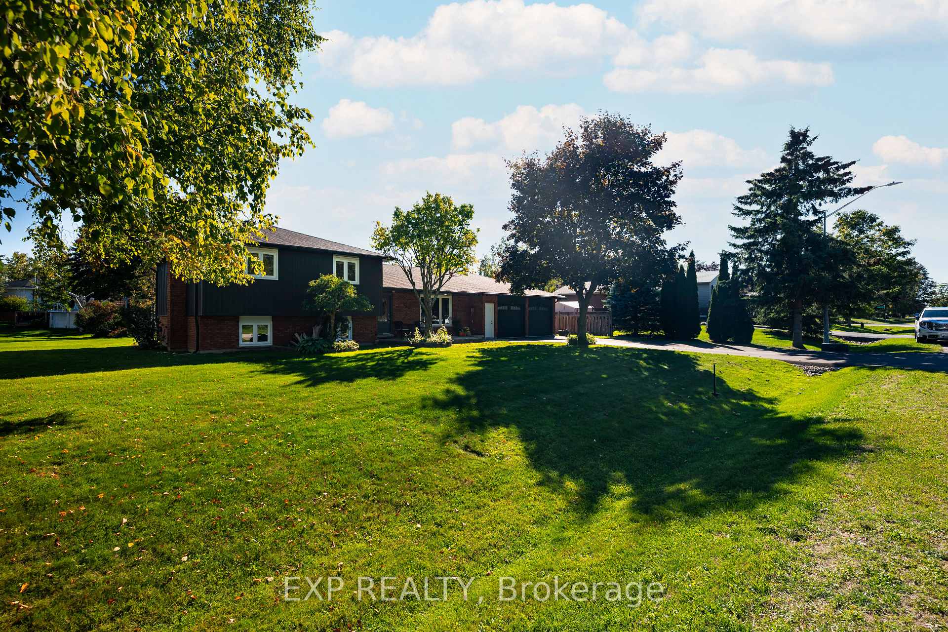 Photo 4 of 258 Nelson Crescent, Innisfil, Stroud — HOMEH