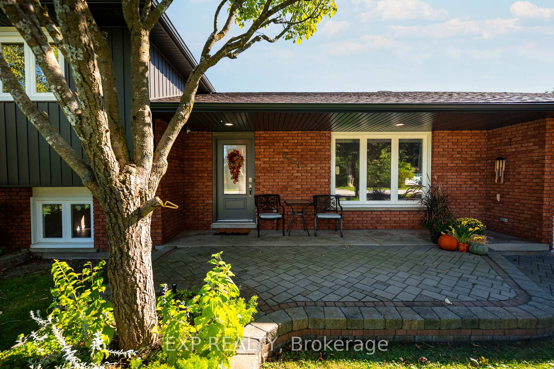 Photo 7 of 258 Nelson Crescent, Innisfil, Stroud — HOMEH