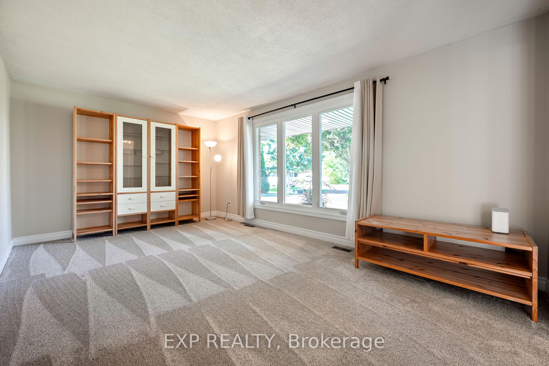 Photo 10 of 258 Nelson Crescent, Innisfil, Stroud — HOMEH