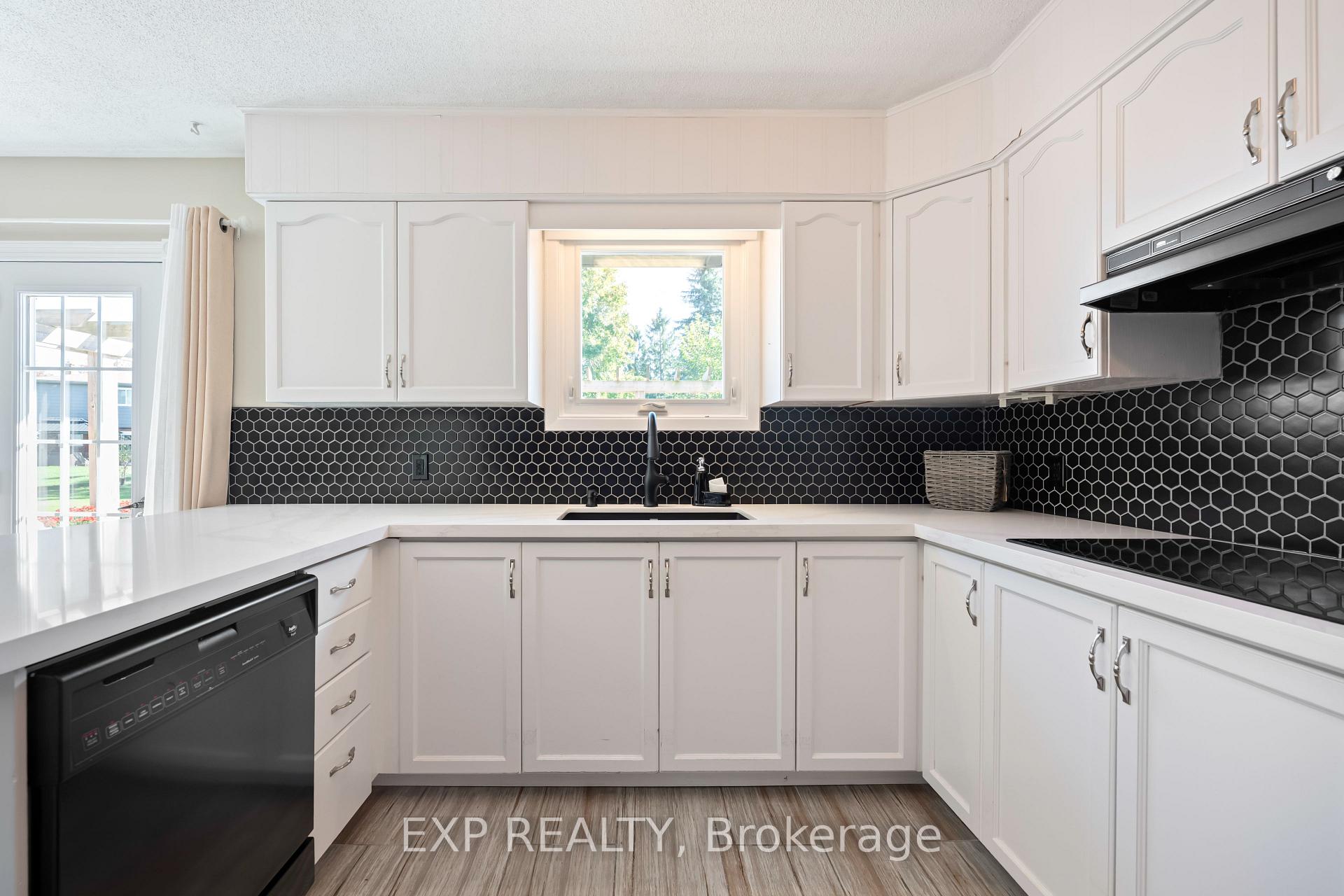 Photo 14 of 258 Nelson Crescent, Innisfil, Stroud — HOMEH
