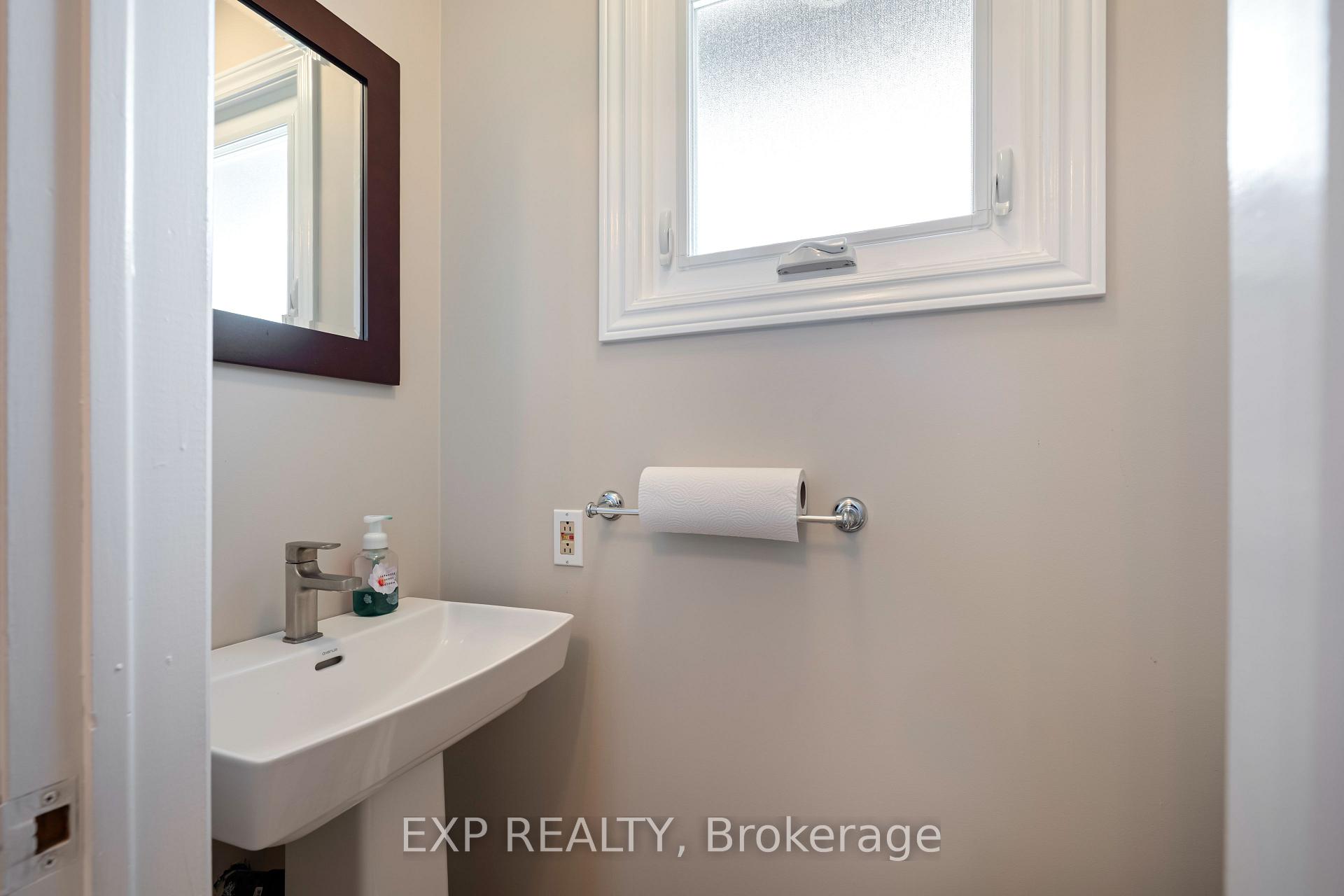 Photo 24 of 258 Nelson Crescent, Innisfil, Stroud — HOMEH