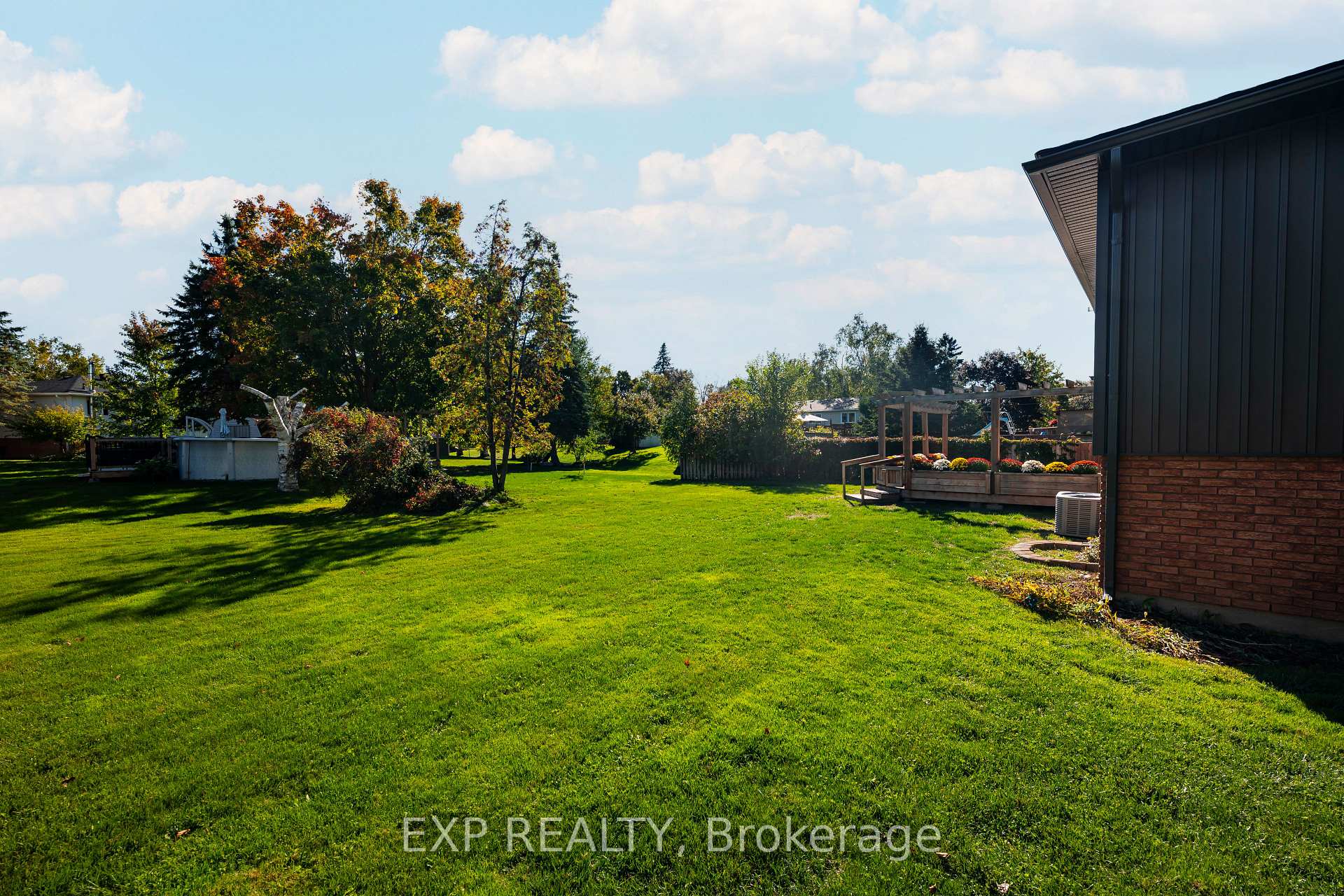 Photo 45 of 258 Nelson Crescent, Innisfil, Stroud — HOMEH