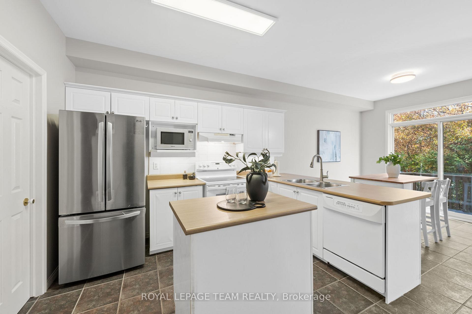 Photo 13 of 27 Evanshen Crescent, Ottawa, Kanata - Kanata Lakes/Heritage Hills — HOMEH
