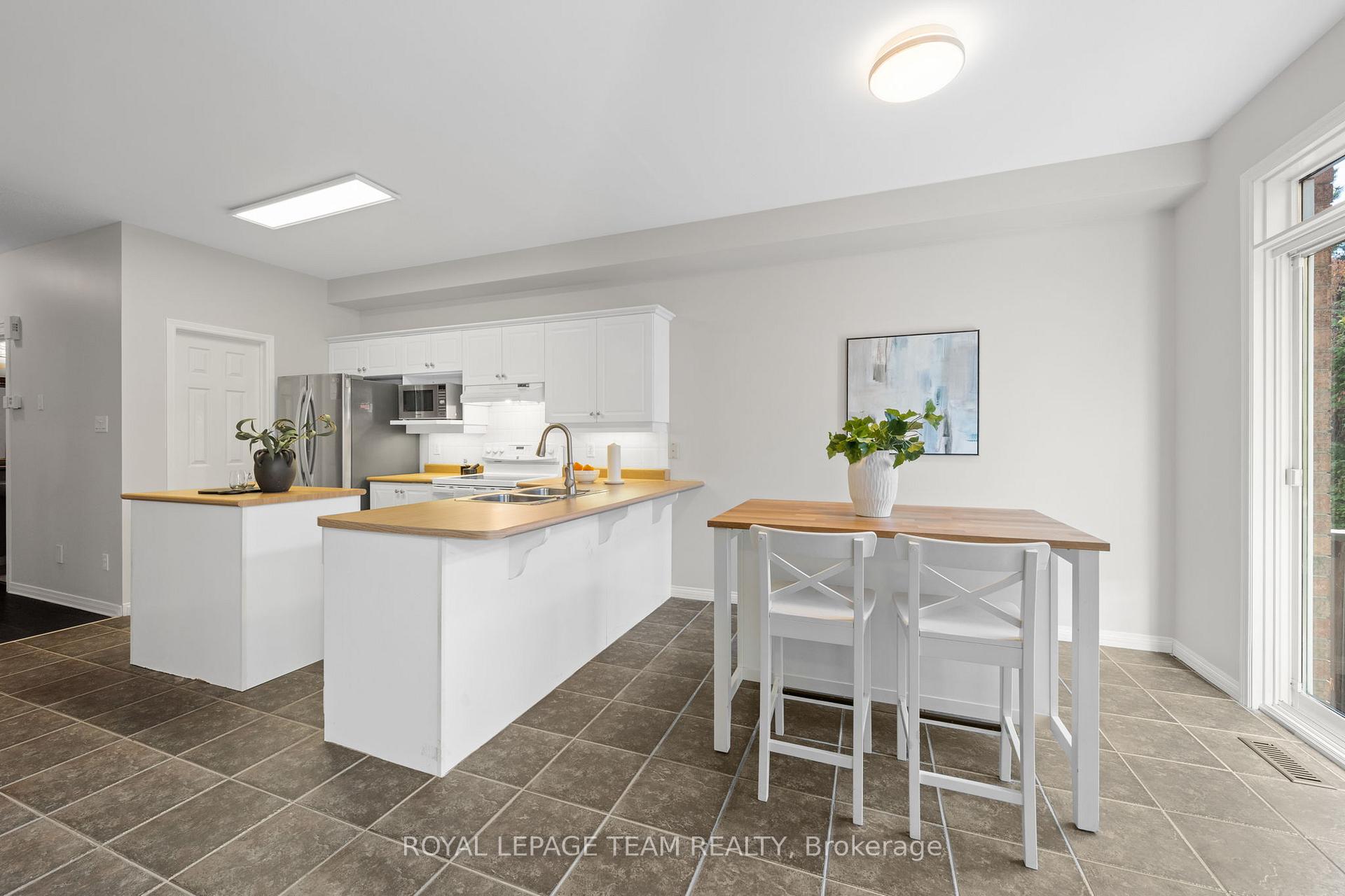 Photo 15 of 27 Evanshen Crescent, Ottawa, Kanata - Kanata Lakes/Heritage Hills — HOMEH
