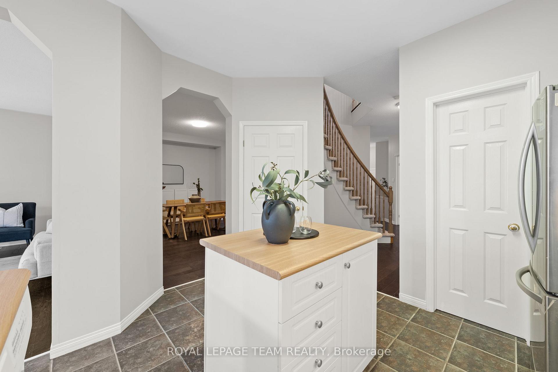 Photo 18 of 27 Evanshen Crescent, Ottawa, Kanata - Kanata Lakes/Heritage Hills — HOMEH