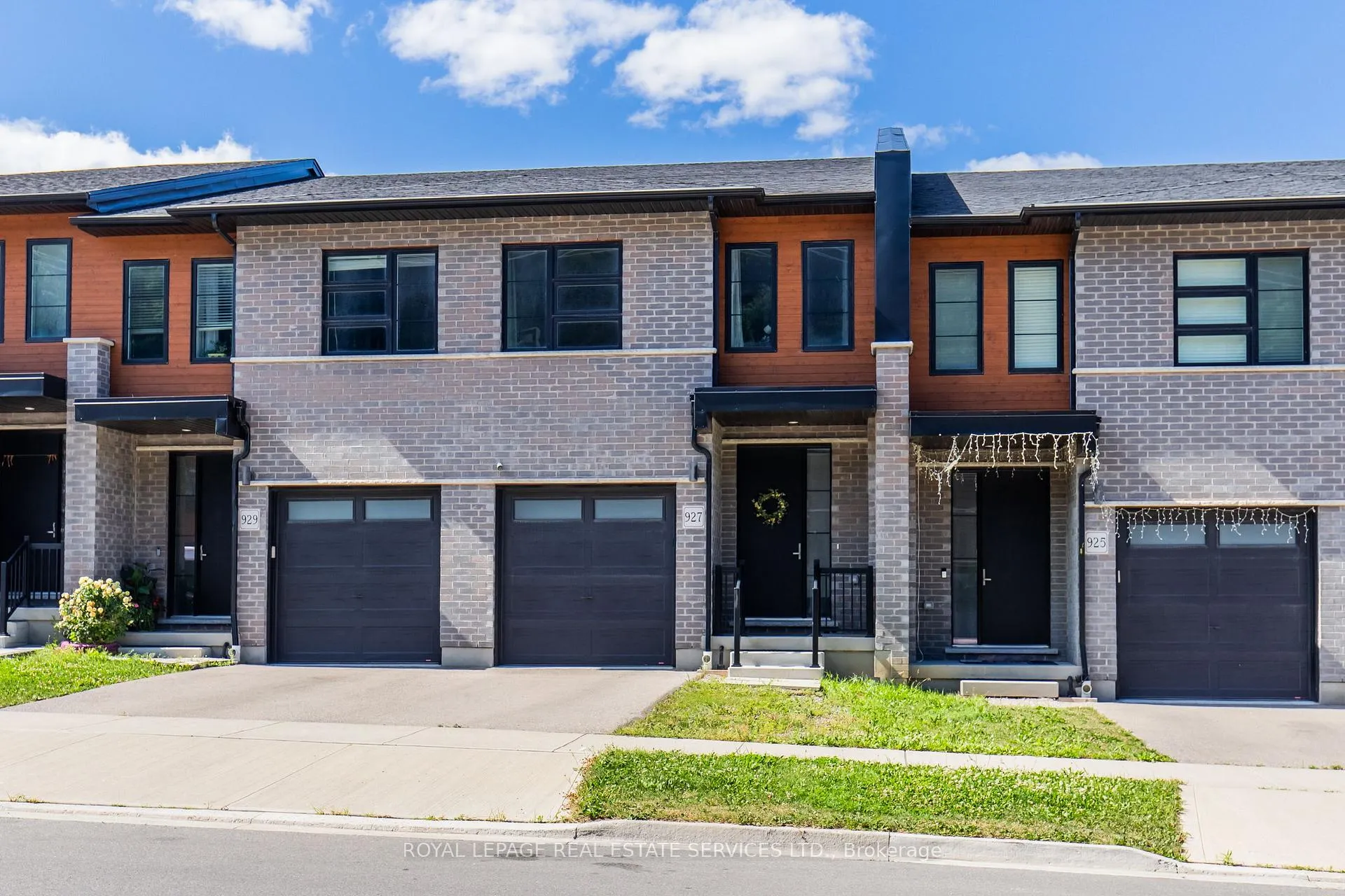 Photo 2 of 927 Robert Ferrie Drive, Kitchener — HOMEH