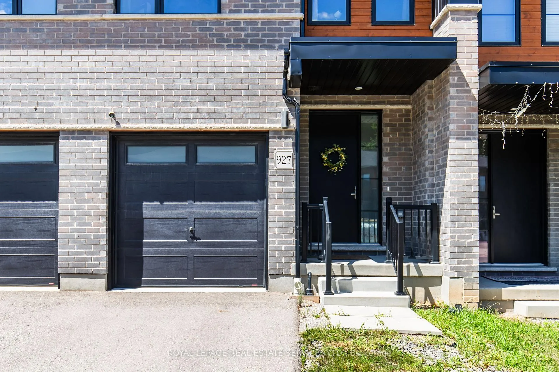 Photo 3 of 927 Robert Ferrie Drive, Kitchener — HOMEH