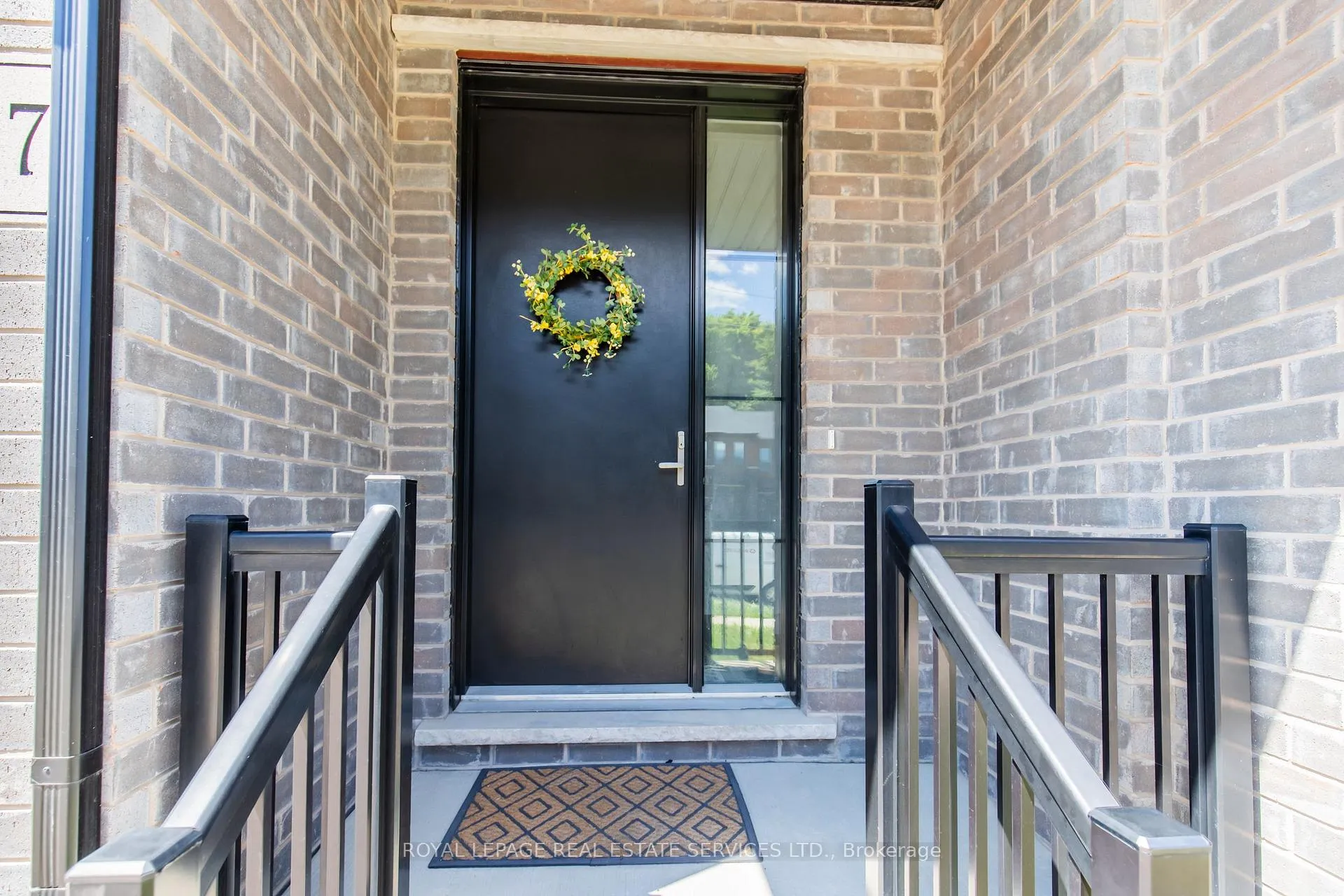 Photo 4 of 927 Robert Ferrie Drive, Kitchener — HOMEH