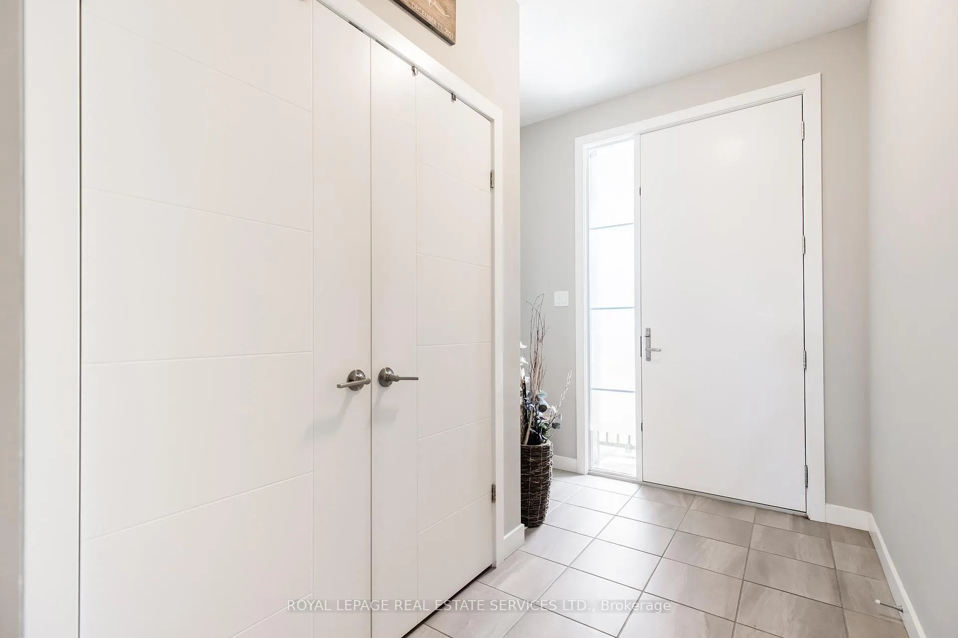 Photo 5 of 927 Robert Ferrie Drive, Kitchener — HOMEH