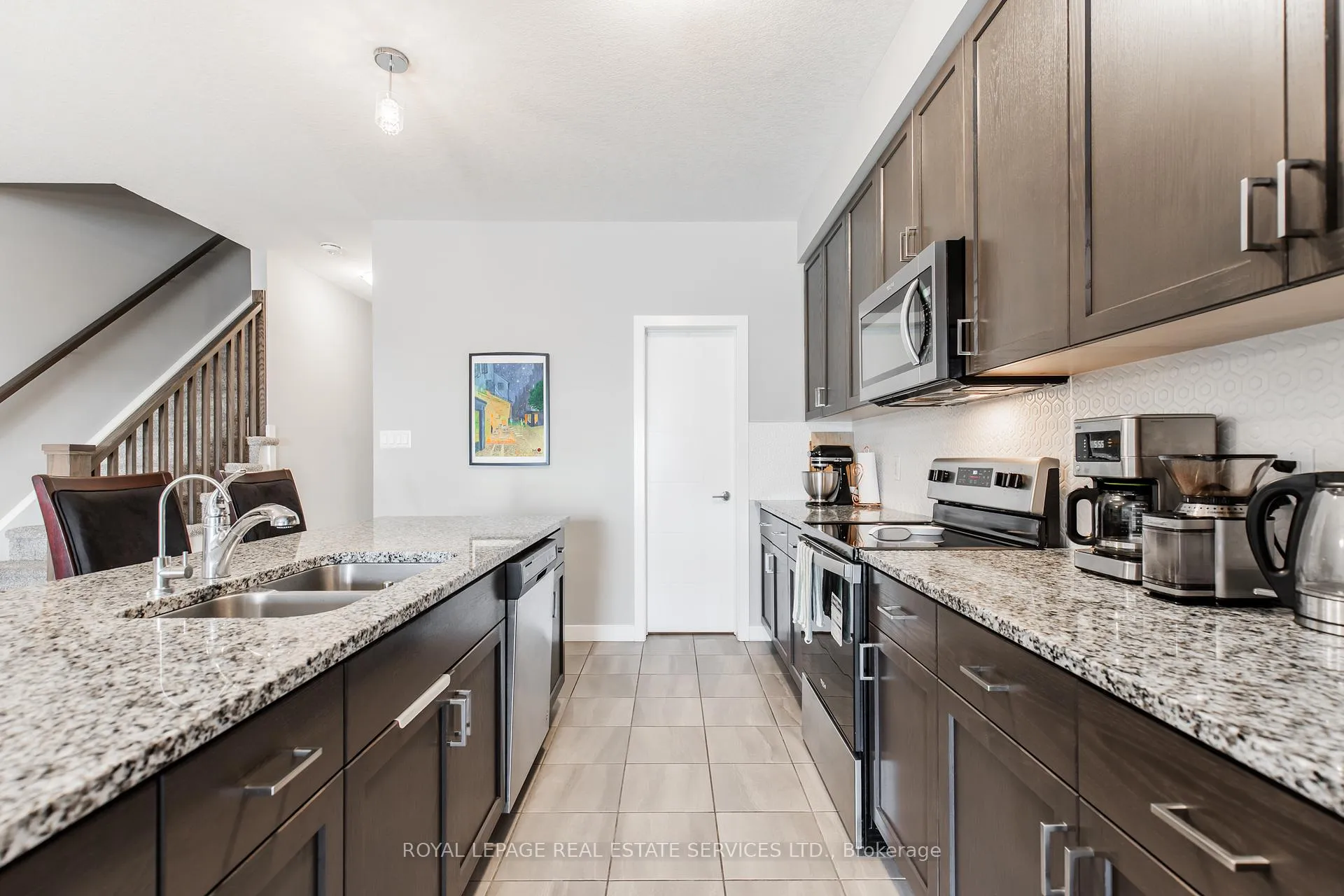 Photo 13 of 927 Robert Ferrie Drive, Kitchener — HOMEH