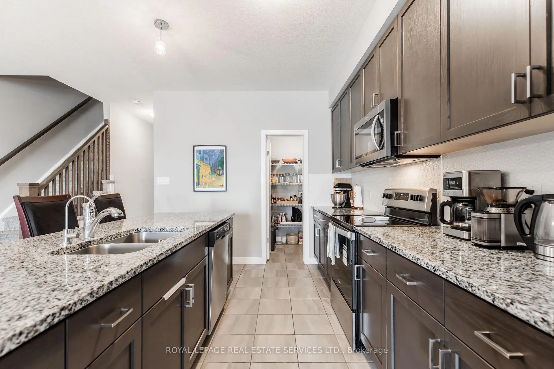 Photo 14 of 927 Robert Ferrie Drive, Kitchener — HOMEH