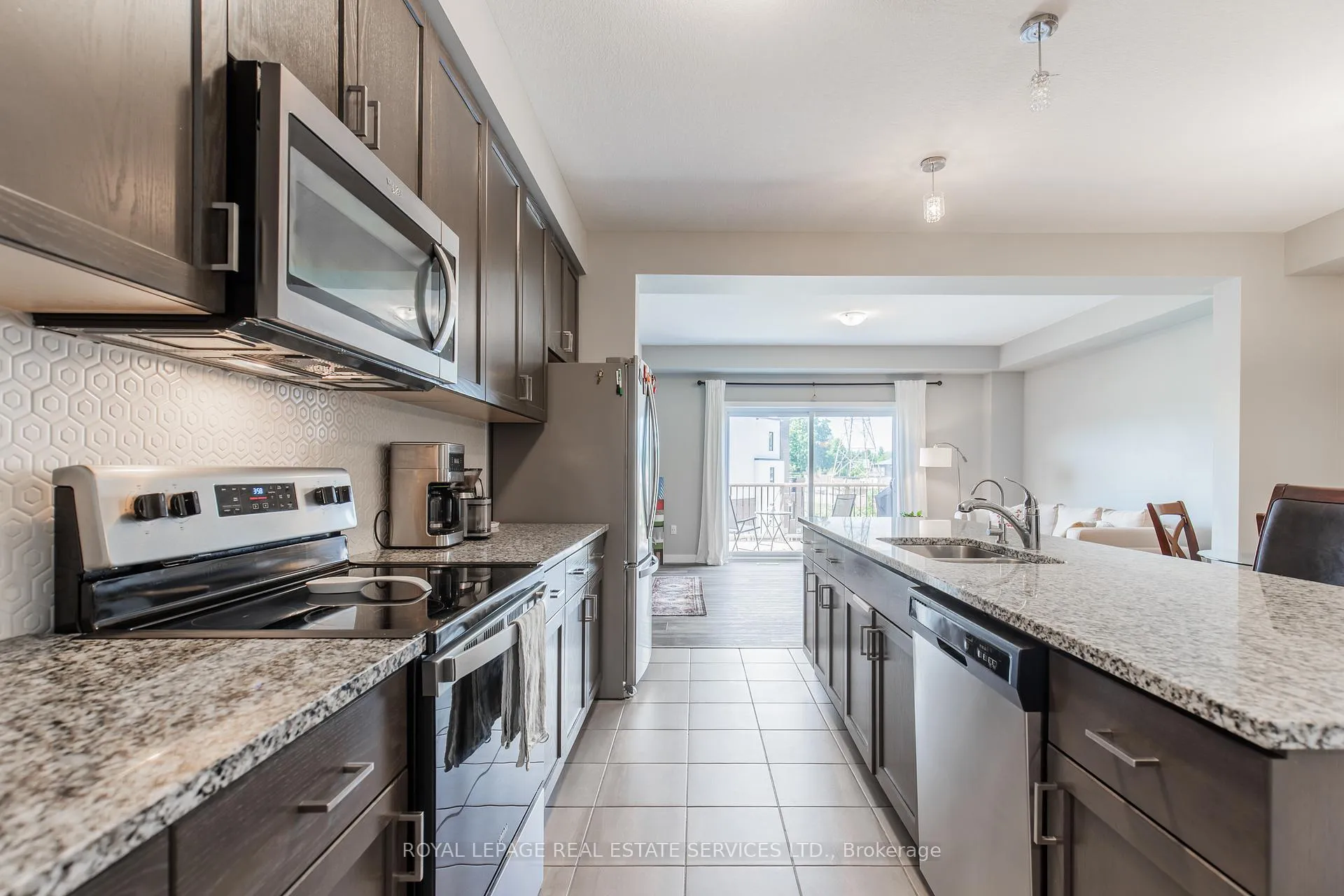 Photo 15 of 927 Robert Ferrie Drive, Kitchener — HOMEH