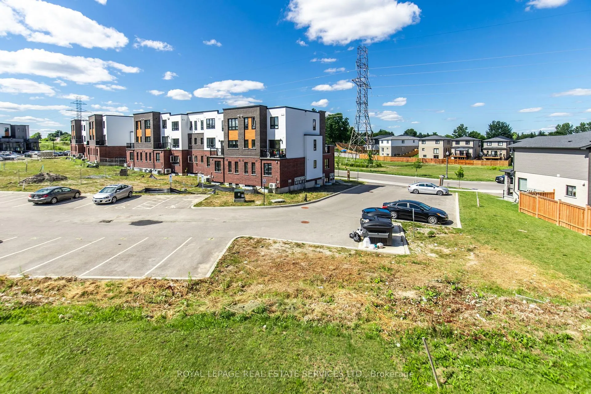 Photo 24 of 927 Robert Ferrie Drive, Kitchener — HOMEH