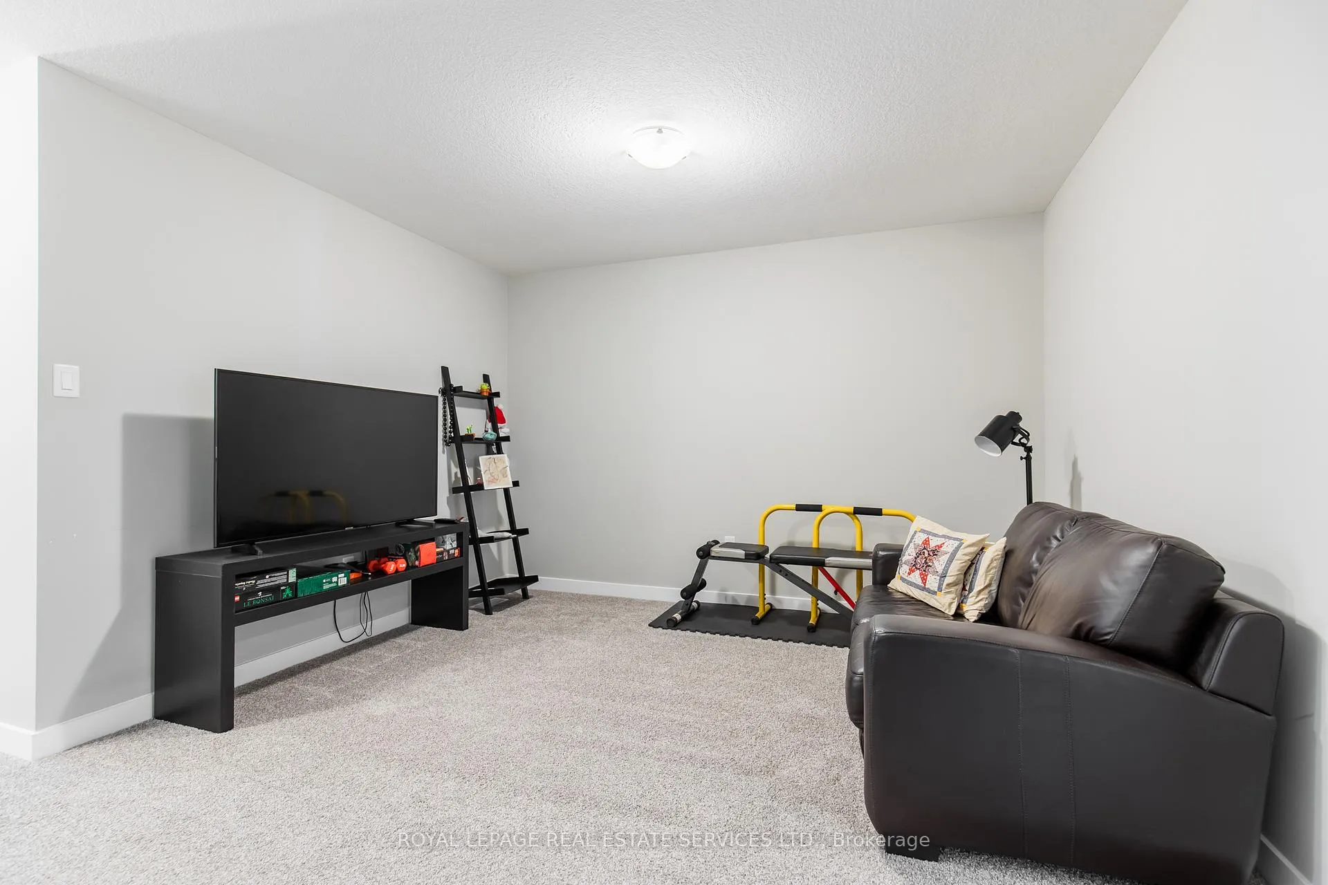 Photo 28 of 927 Robert Ferrie Drive, Kitchener — HOMEH