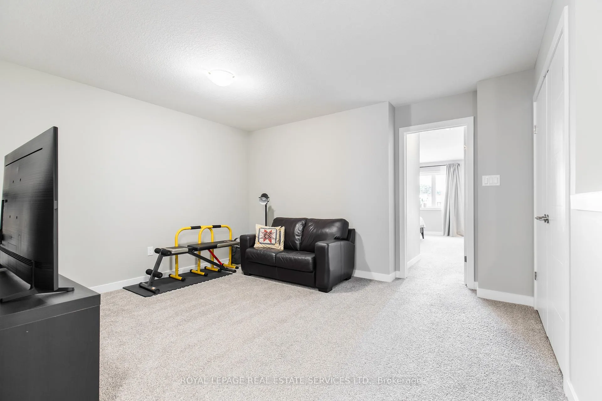 Photo 30 of 927 Robert Ferrie Drive, Kitchener — HOMEH