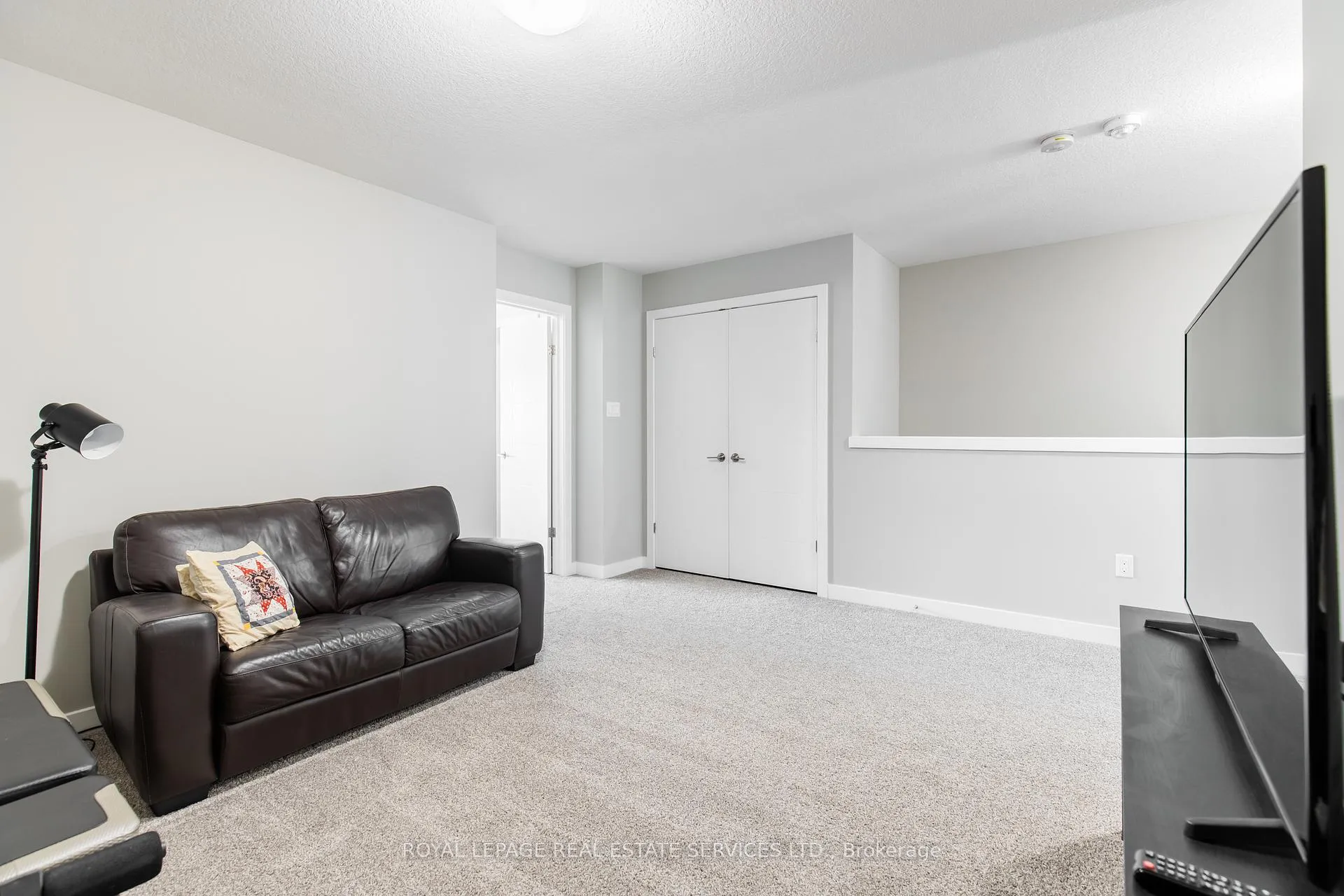Photo 31 of 927 Robert Ferrie Drive, Kitchener — HOMEH