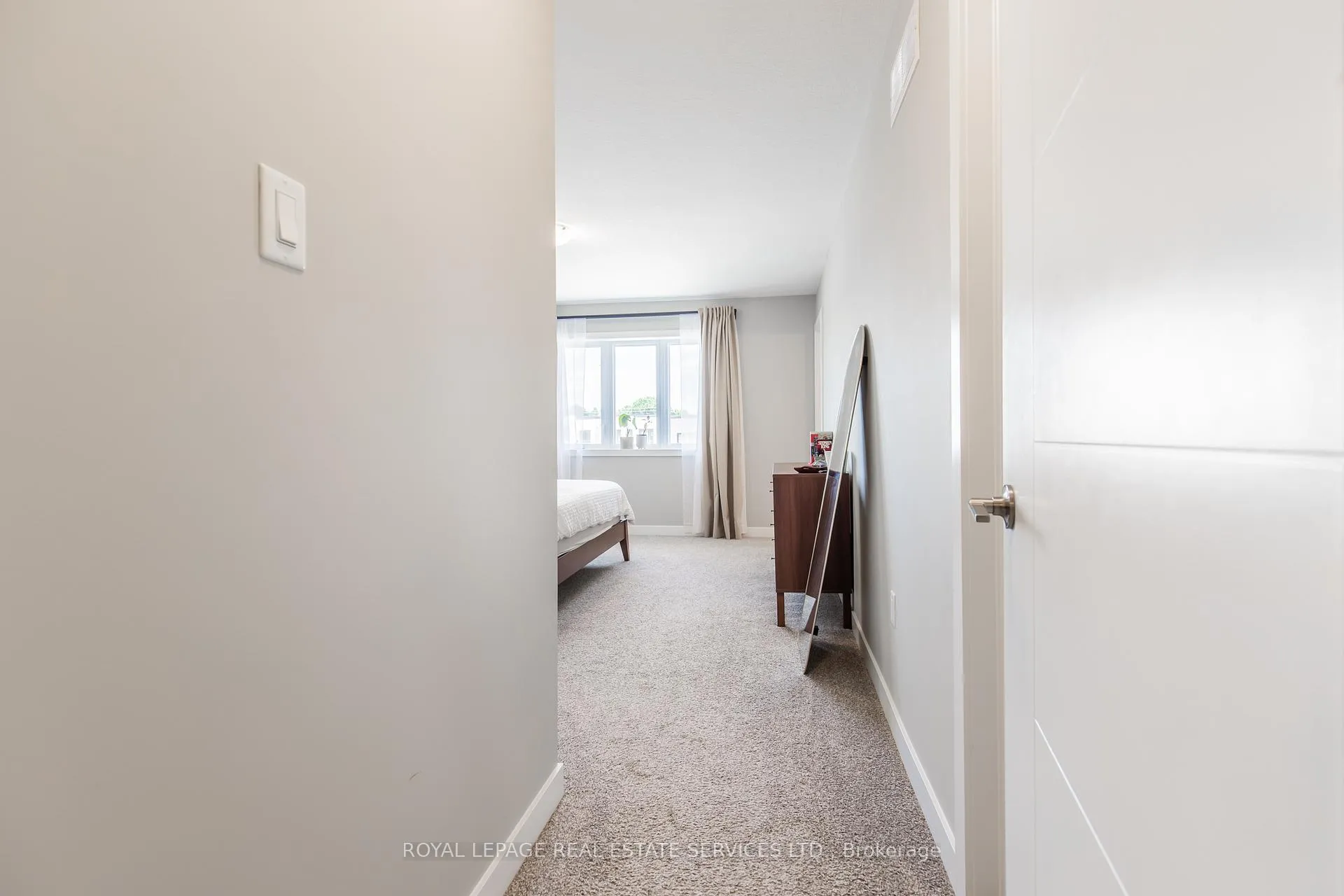 Photo 36 of 927 Robert Ferrie Drive, Kitchener — HOMEH