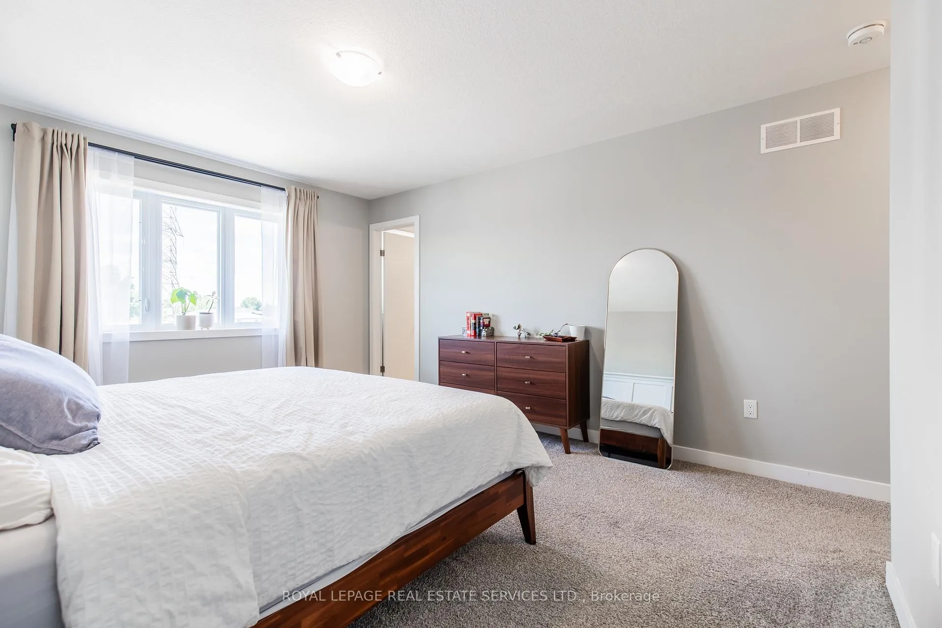 Photo 39 of 927 Robert Ferrie Drive, Kitchener — HOMEH