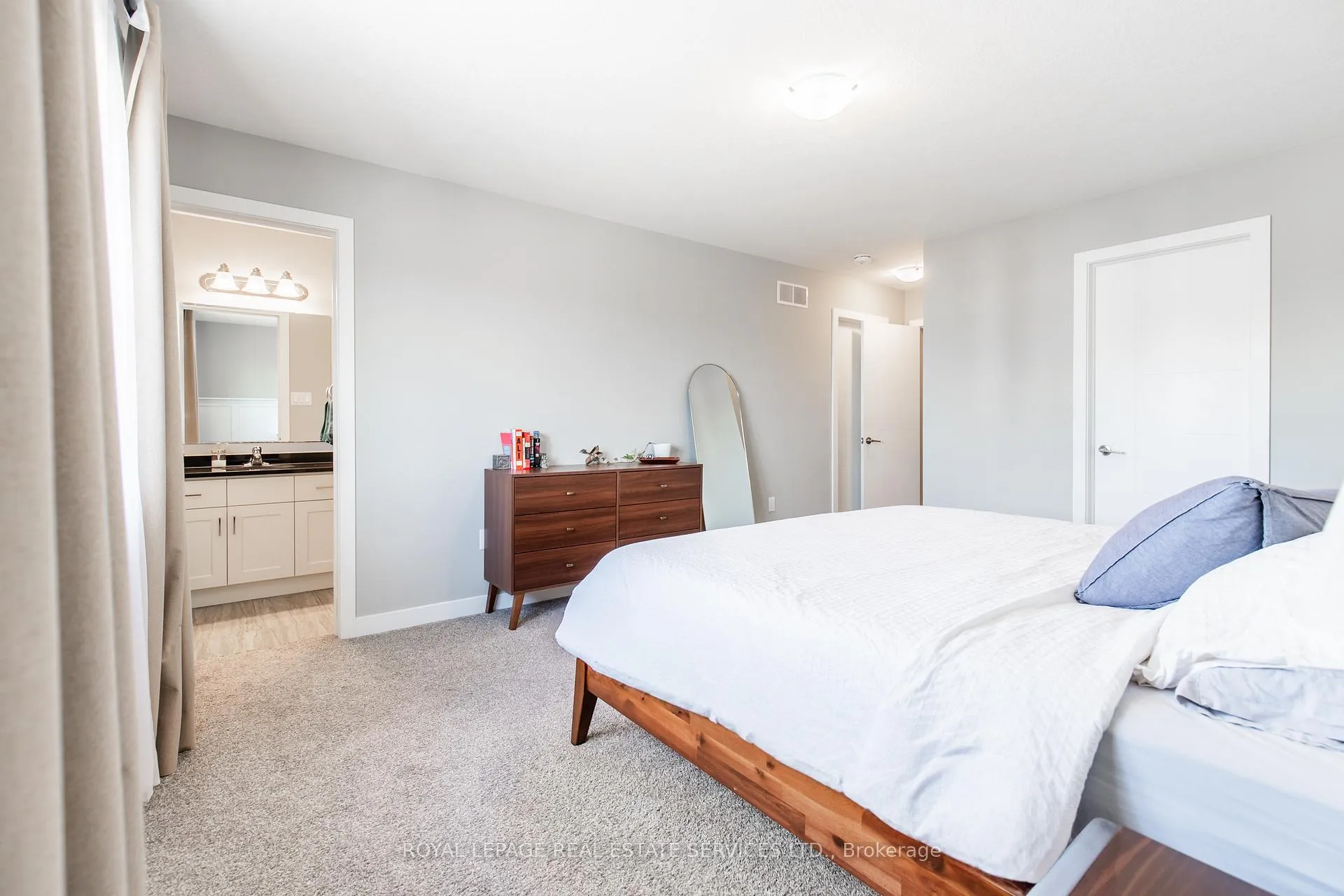 Photo 40 of 927 Robert Ferrie Drive, Kitchener — HOMEH