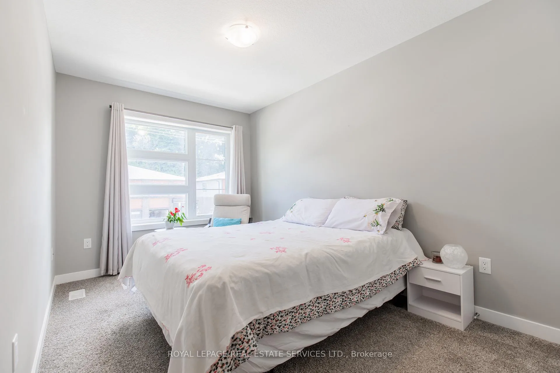 Photo 42 of 927 Robert Ferrie Drive, Kitchener — HOMEH