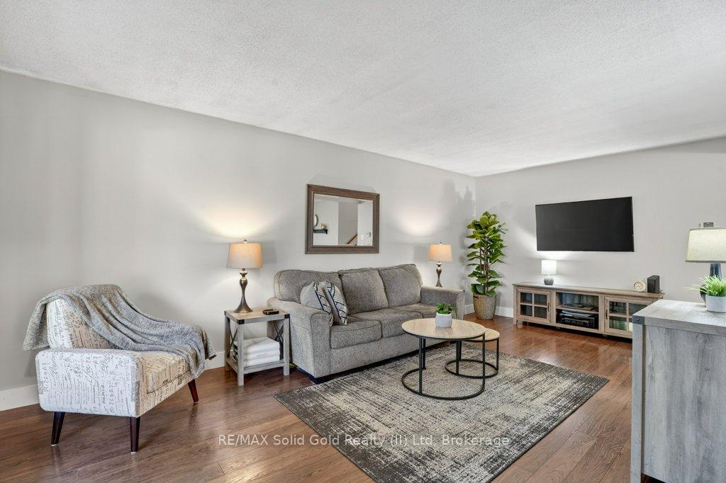 Photo 4 of 34 Dunsmere Court, Kitchener — HOMEH