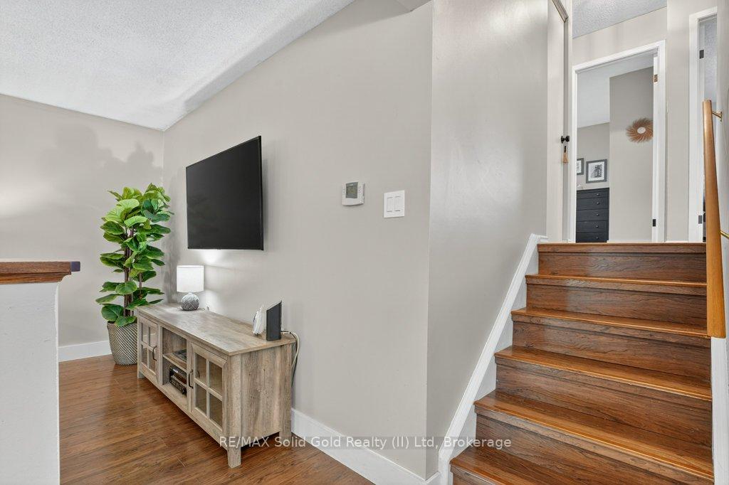 Photo 8 of 34 Dunsmere Court, Kitchener — HOMEH