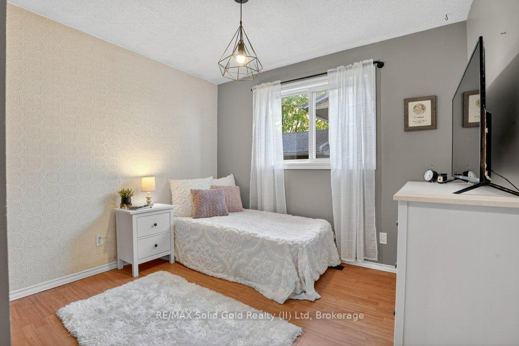 Photo 10 of 34 Dunsmere Court, Kitchener — HOMEH