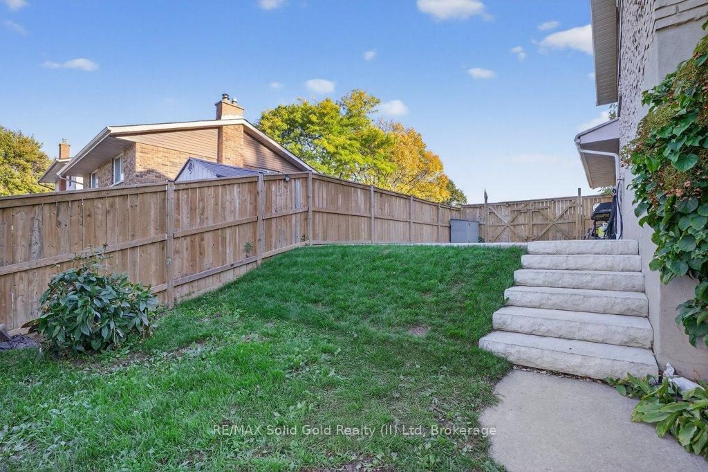 Photo 25 of 34 Dunsmere Court, Kitchener — HOMEH