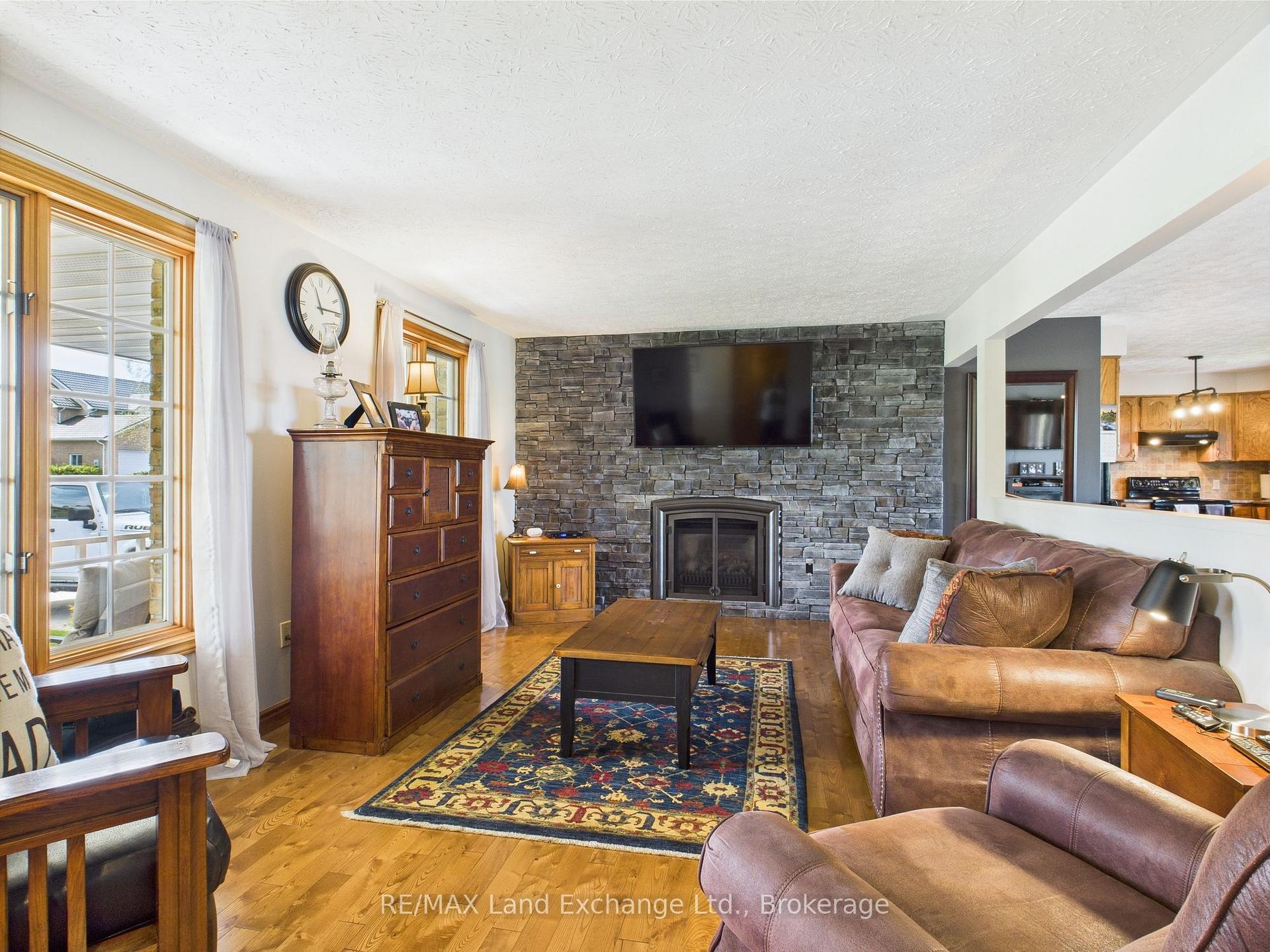 Photo 8 of 276 Penetangore Row, Kincardine — HOMEH