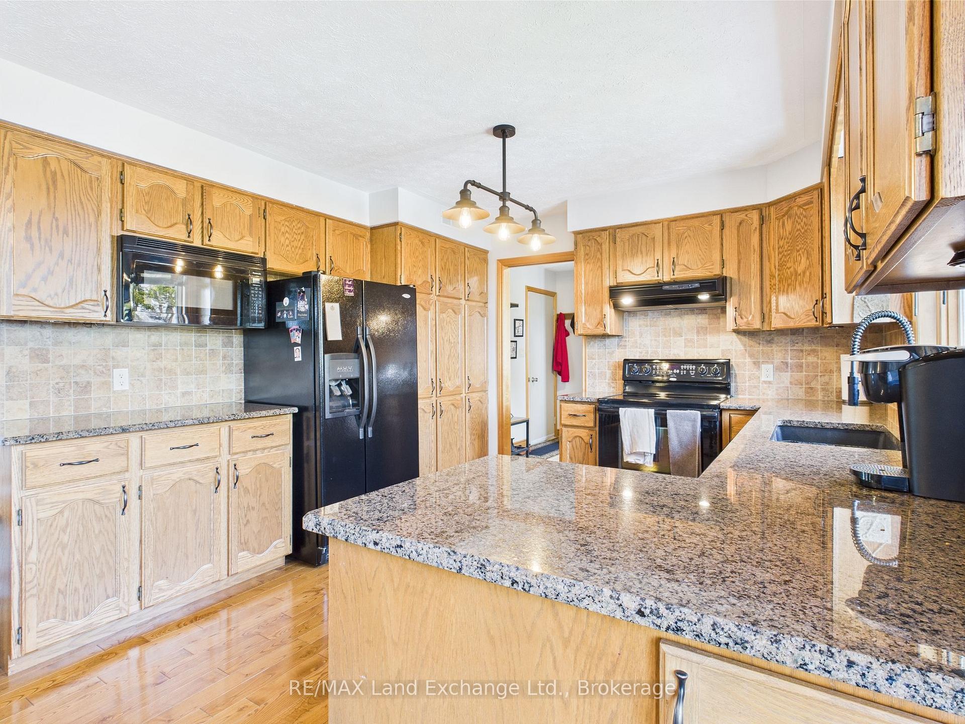 Photo 13 of 276 Penetangore Row, Kincardine — HOMEH