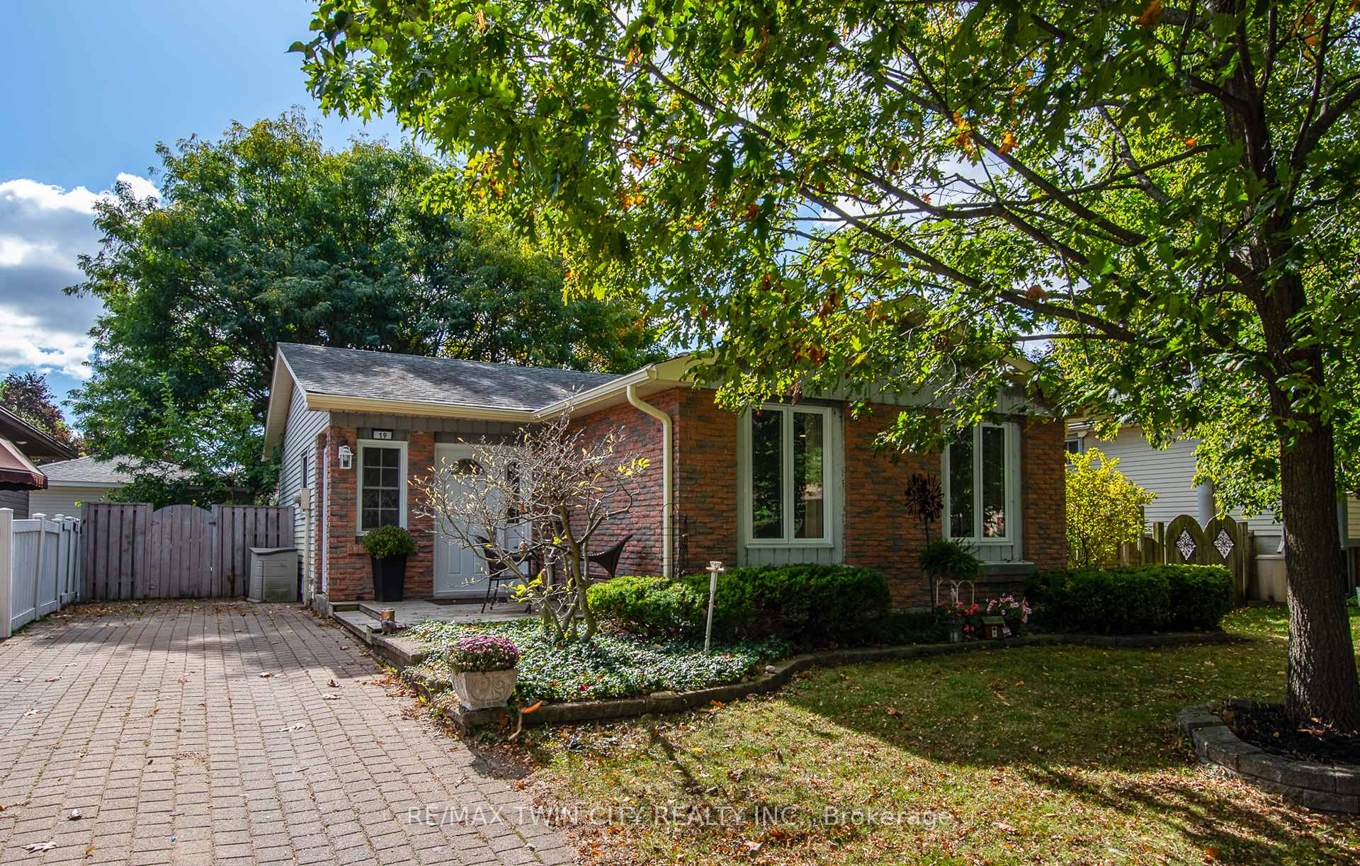 Photo 4 of 19 Keewatin Avenue, Kitchener — HOMEH