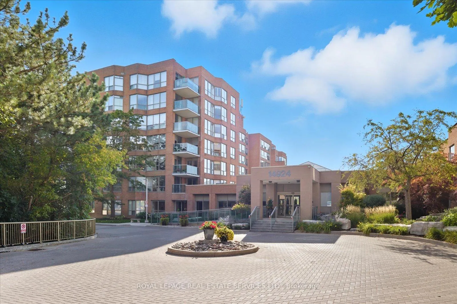 Photo 4 of Unit 106, 14924 Yonge Street, Aurora, Aurora Highlands — HOMEH