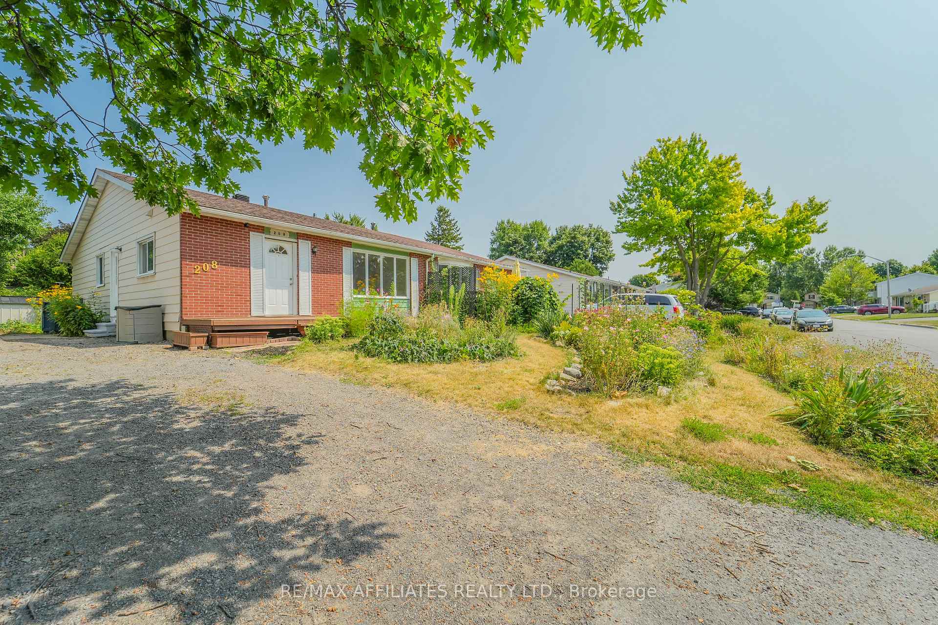 Photo 2 of 208 Old Colony Road E, Ottawa, Kanata - Glencairn/Hazeldean — HOMEH