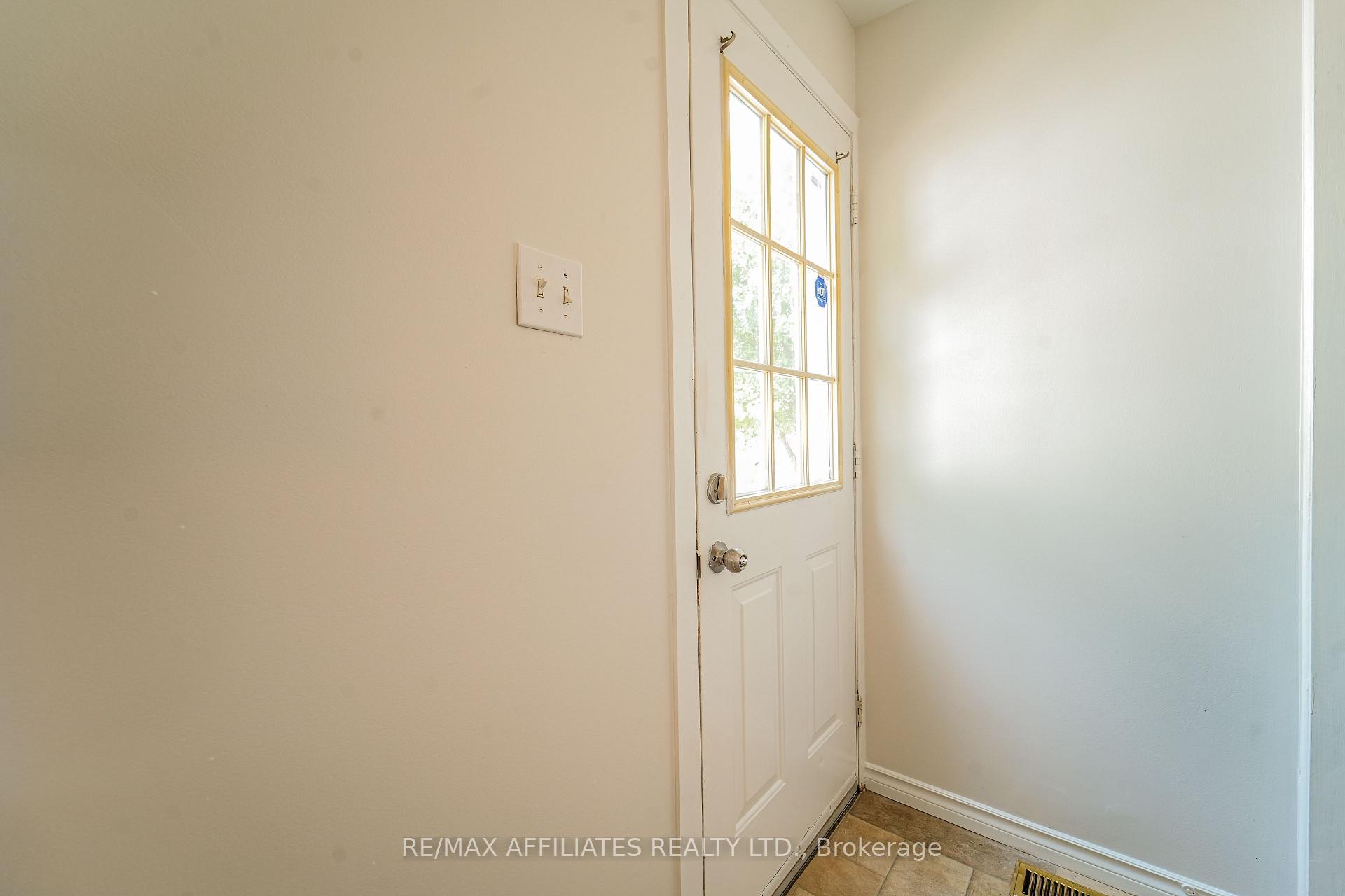 Photo 5 of 208 Old Colony Road E, Ottawa, Kanata - Glencairn/Hazeldean — HOMEH
