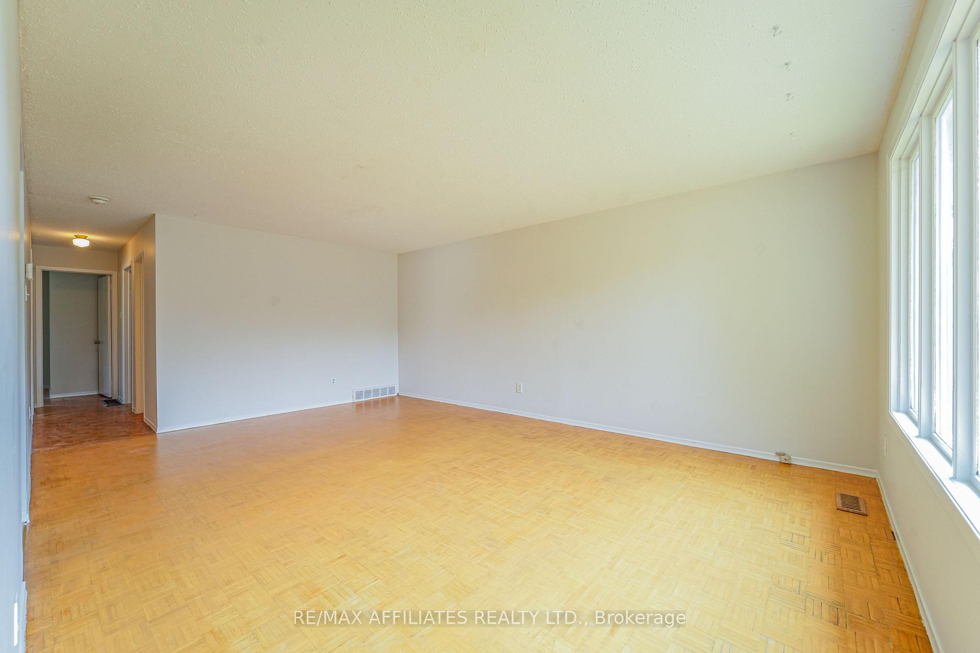 Photo 12 of 208 Old Colony Road E, Ottawa, Kanata - Glencairn/Hazeldean — HOMEH