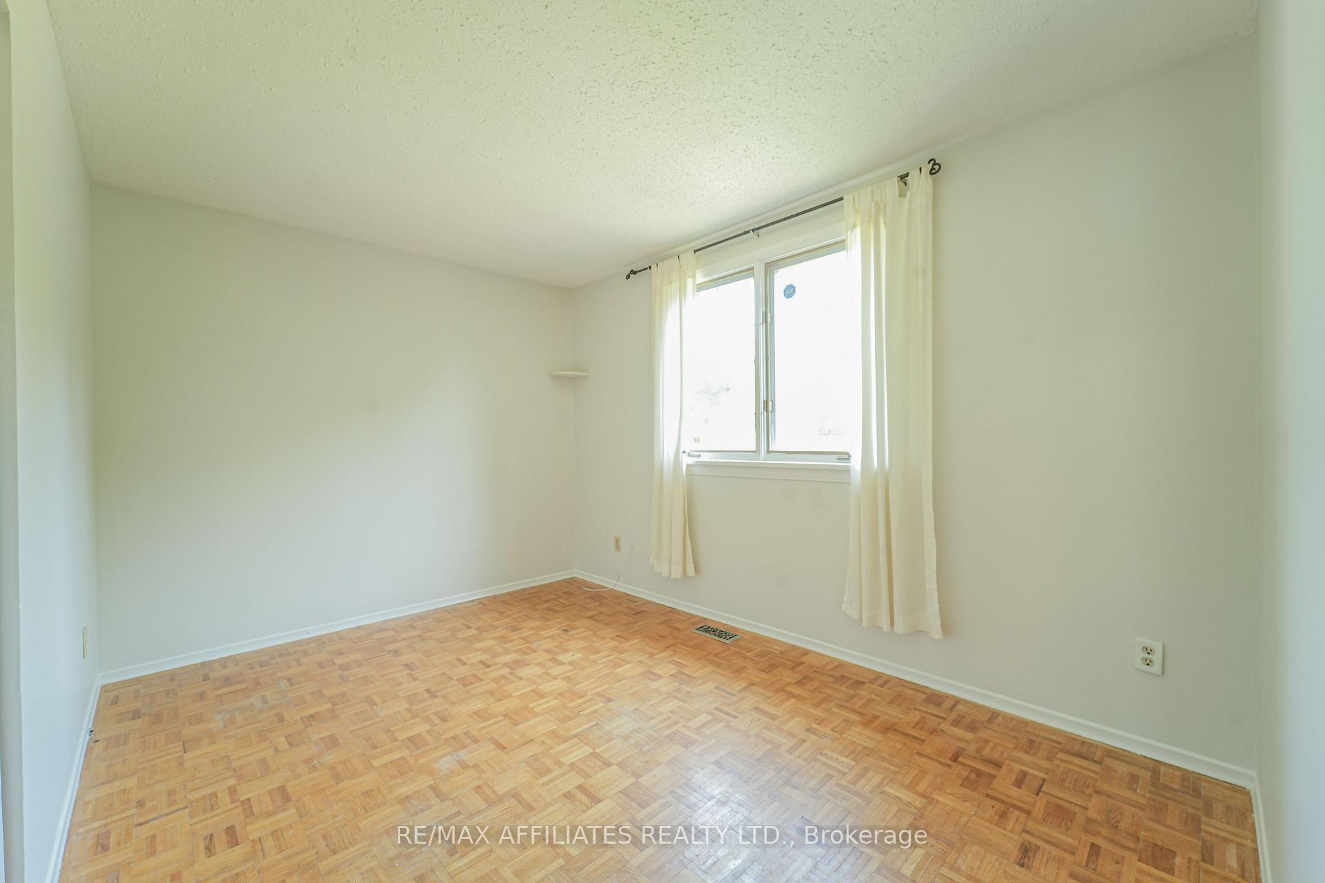 Photo 22 of 208 Old Colony Road E, Ottawa, Kanata - Glencairn/Hazeldean — HOMEH