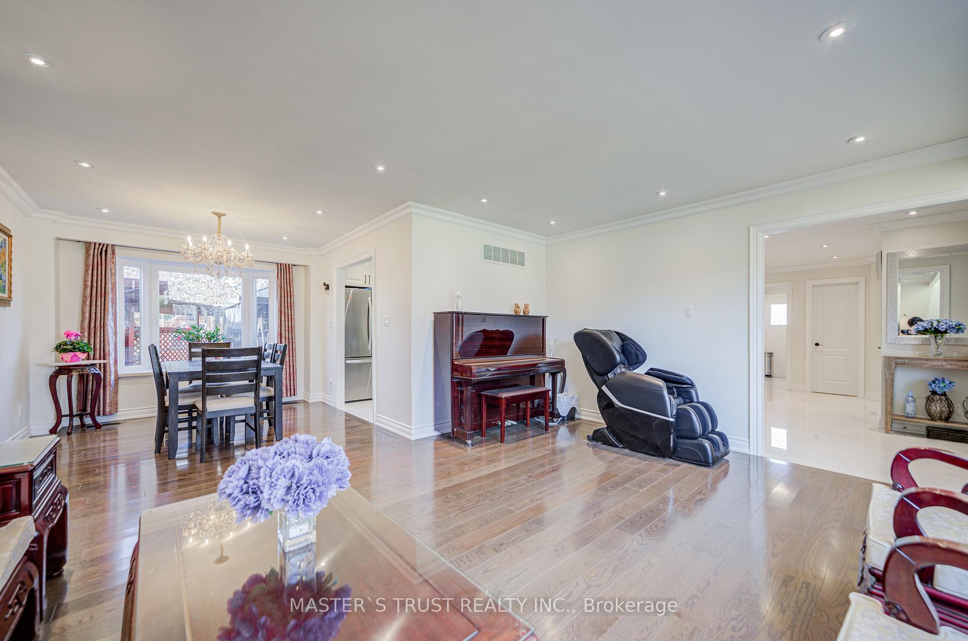 Photo 8 of 72 Rose Way, Markham, Markham Village — HOMEH