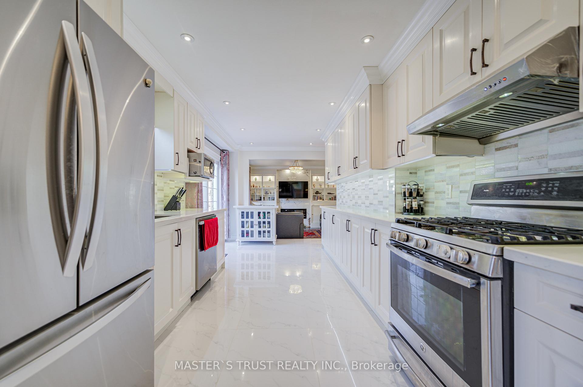 Photo 11 of 72 Rose Way, Markham, Markham Village — HOMEH
