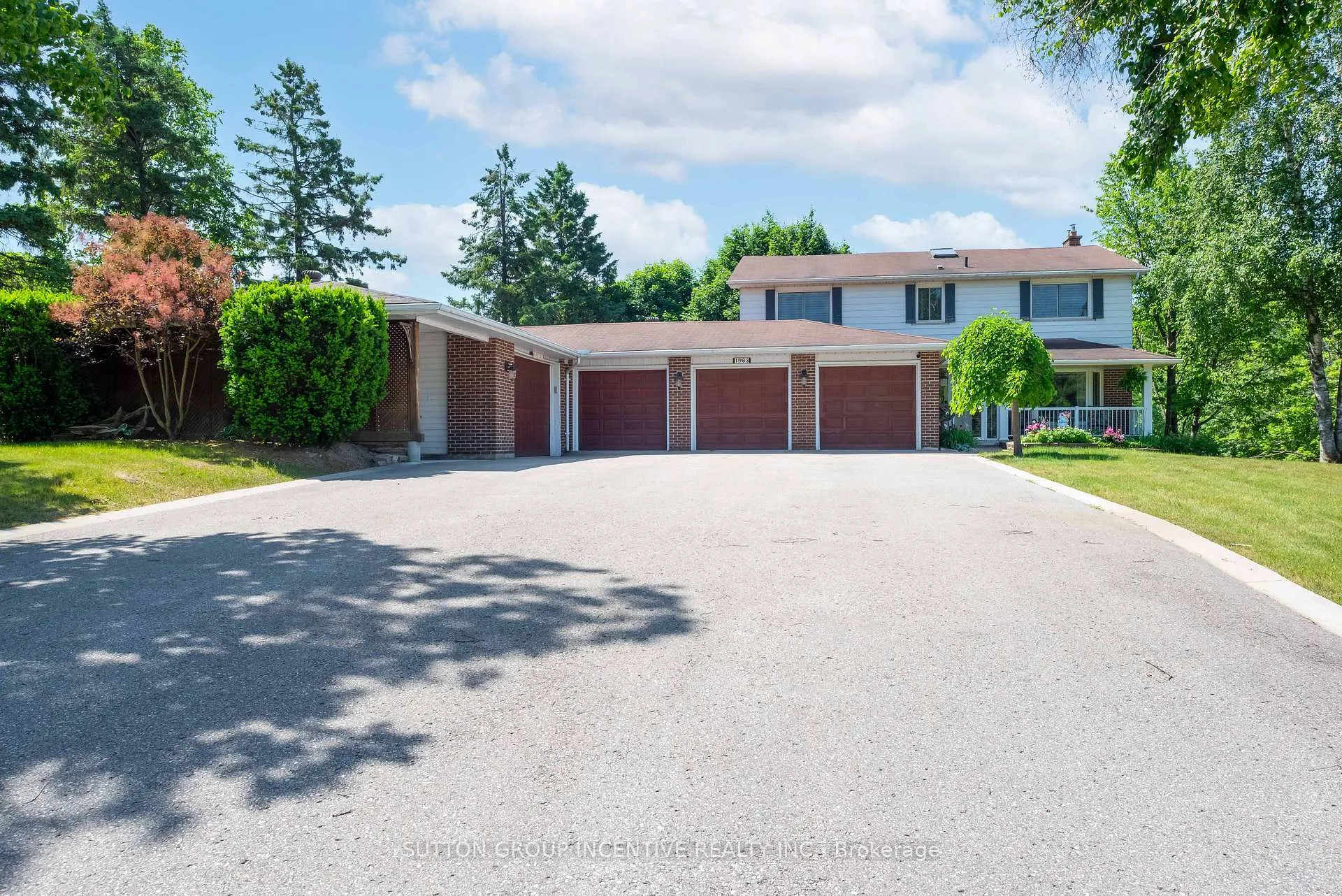 Front of 1983 Innisfil Heights Crescent