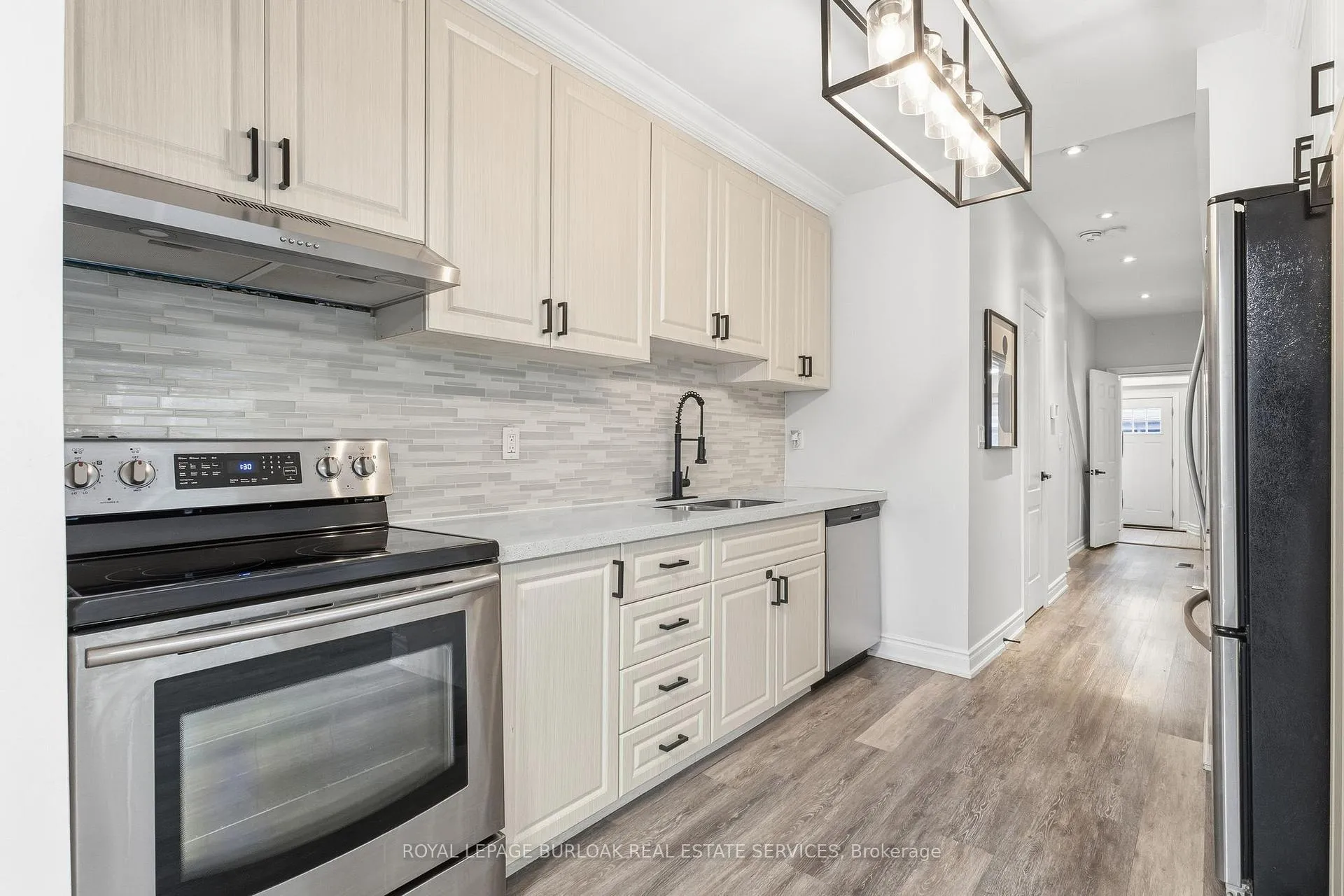Photo 5 of 71 Glendale Avenue N, Hamilton, Crown Point — HOMEH
