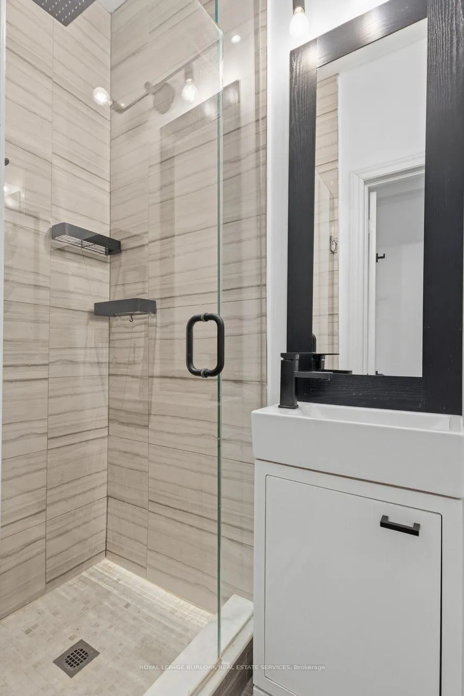 Photo 13 of 71 Glendale Avenue N, Hamilton, Crown Point — HOMEH
