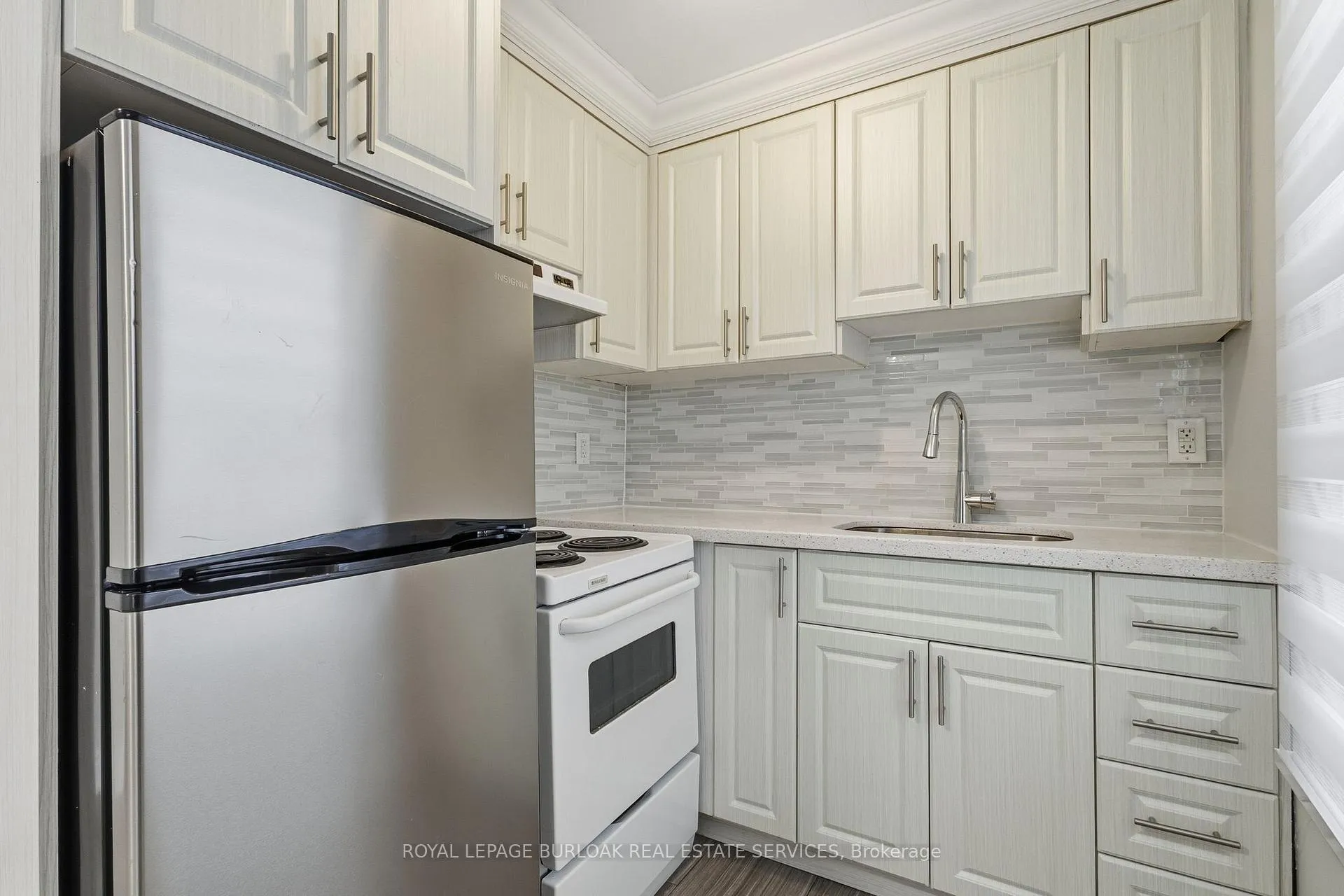 Photo 17 of 71 Glendale Avenue N, Hamilton, Crown Point — HOMEH