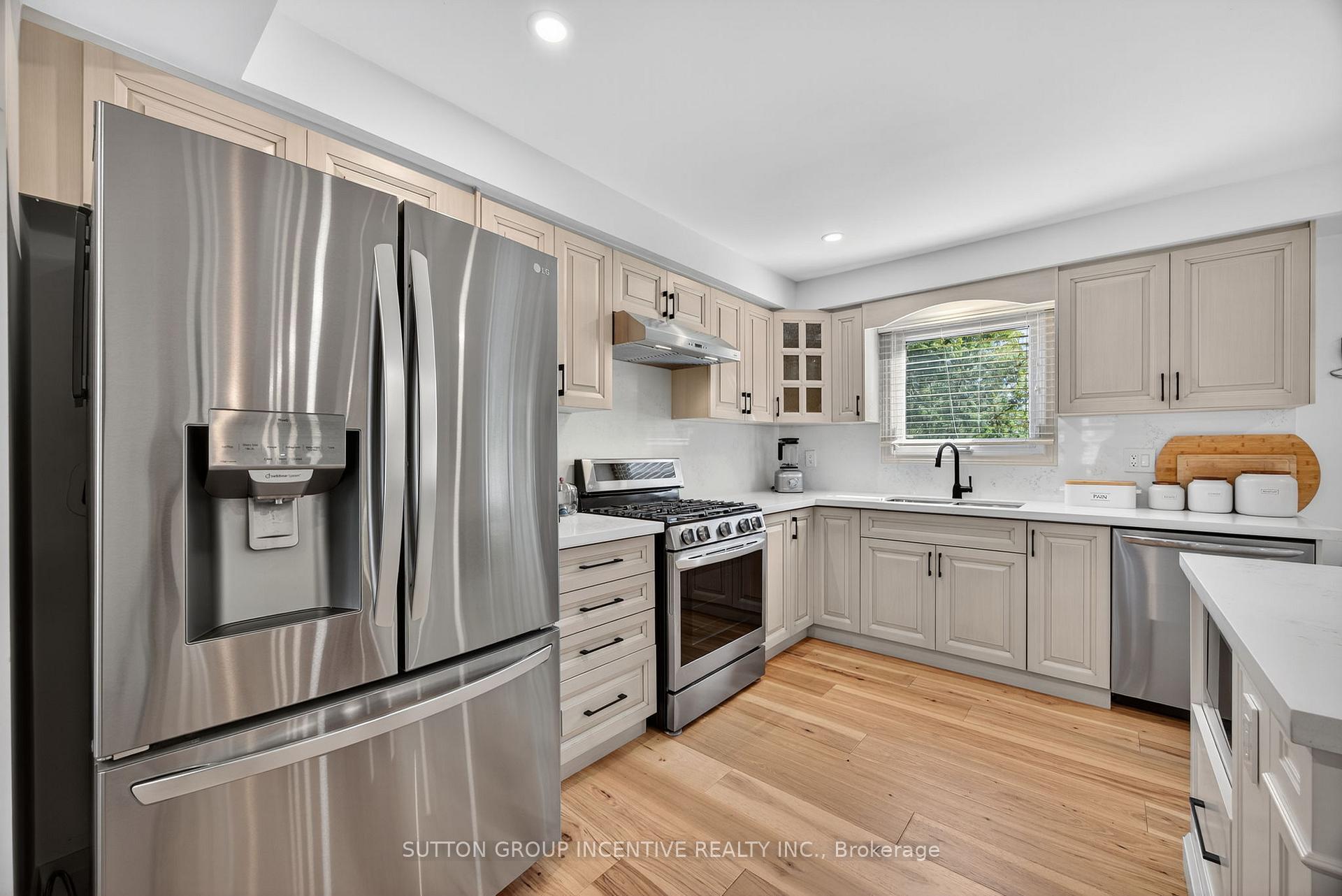 Photo 12 of 2731 Shering Crescent, Innisfil, Stroud — HOMEH