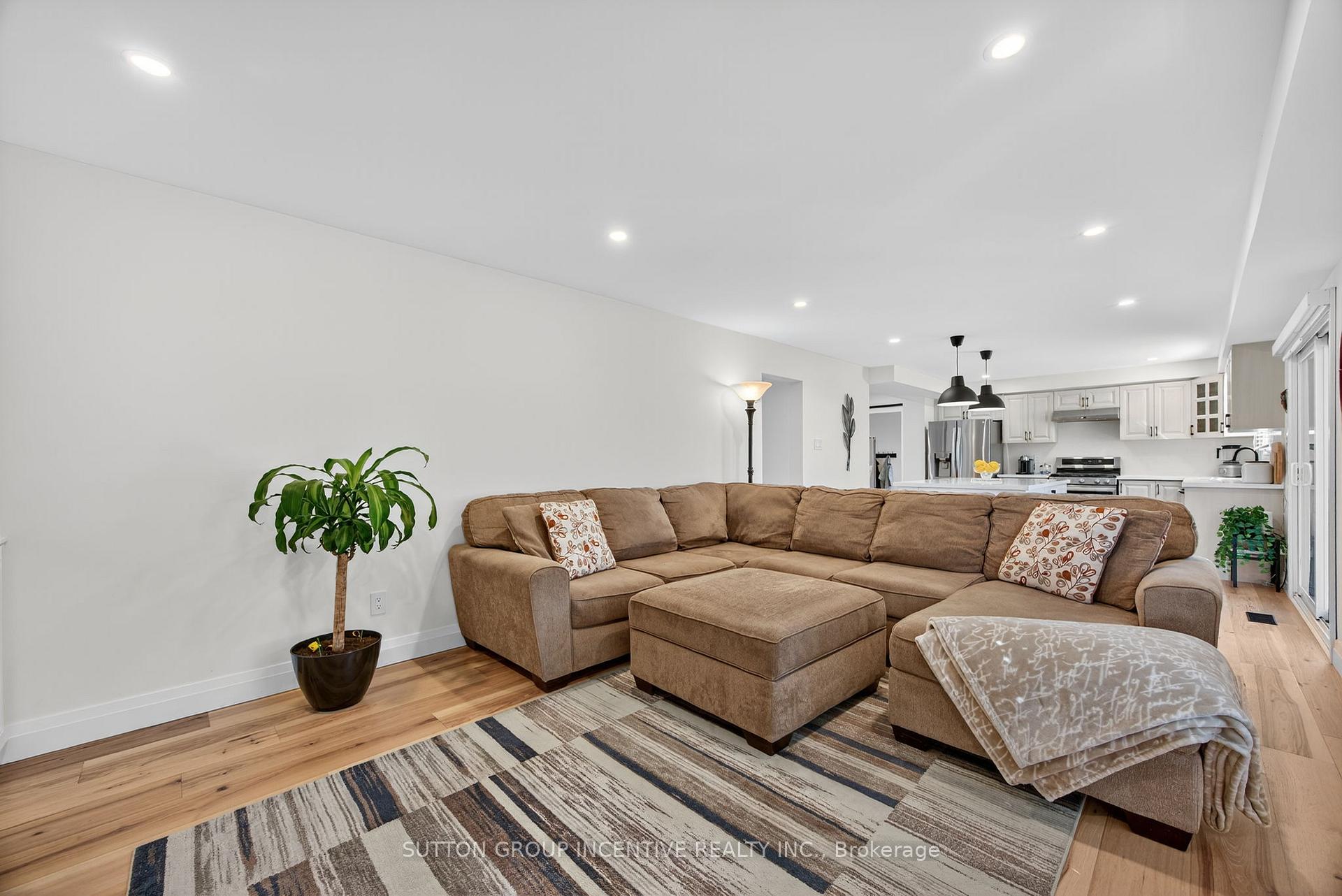 Photo 19 of 2731 Shering Crescent, Innisfil, Stroud — HOMEH