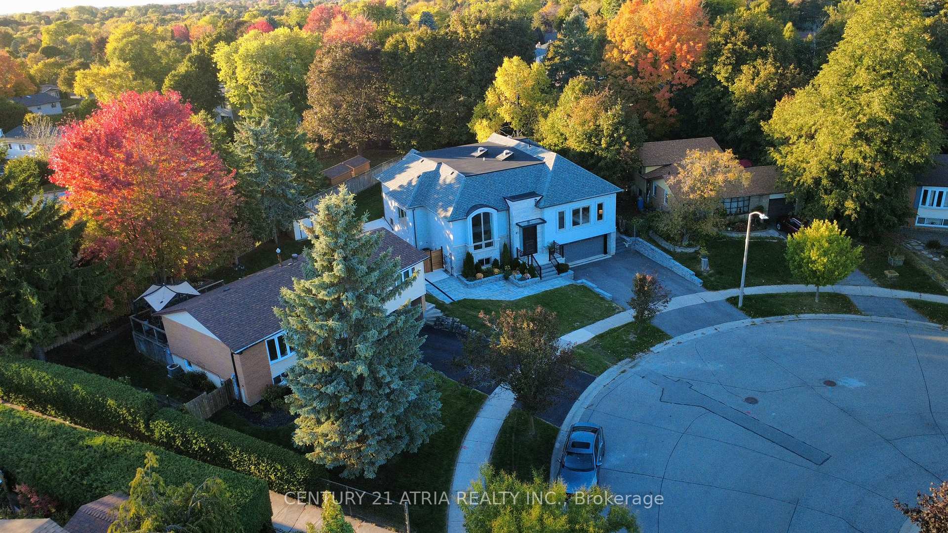 Photo 2 of 41 Sir Bodwin Place, Markham, Markham Village — HOMEH