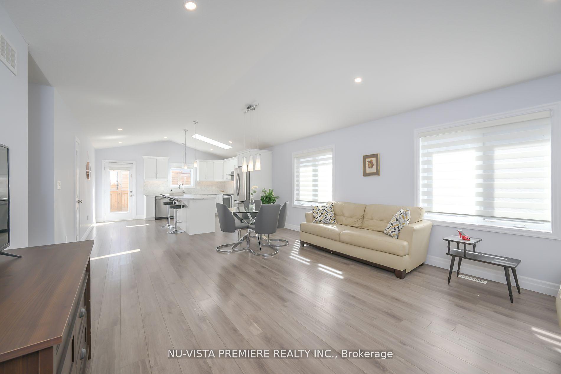 Photo 5 of 105 Gilmour Drive, Lucan Biddulph, Lucan — HOMEH